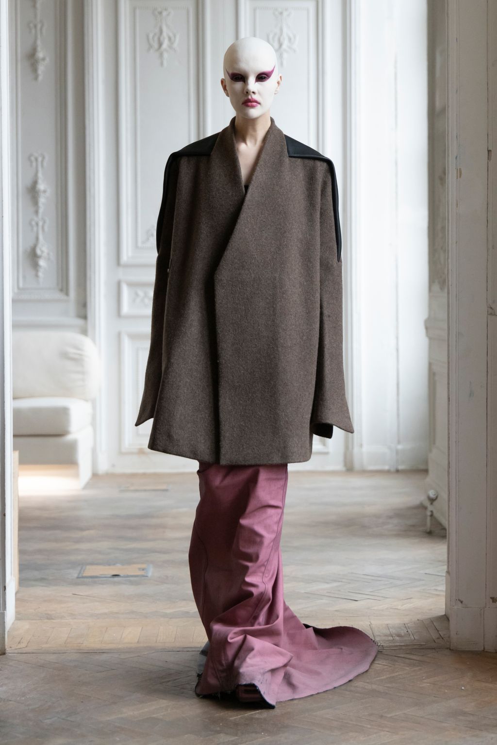Fashion Week Paris Fall/Winter 2024 look 30 de la collection Rick Owens womenswear
