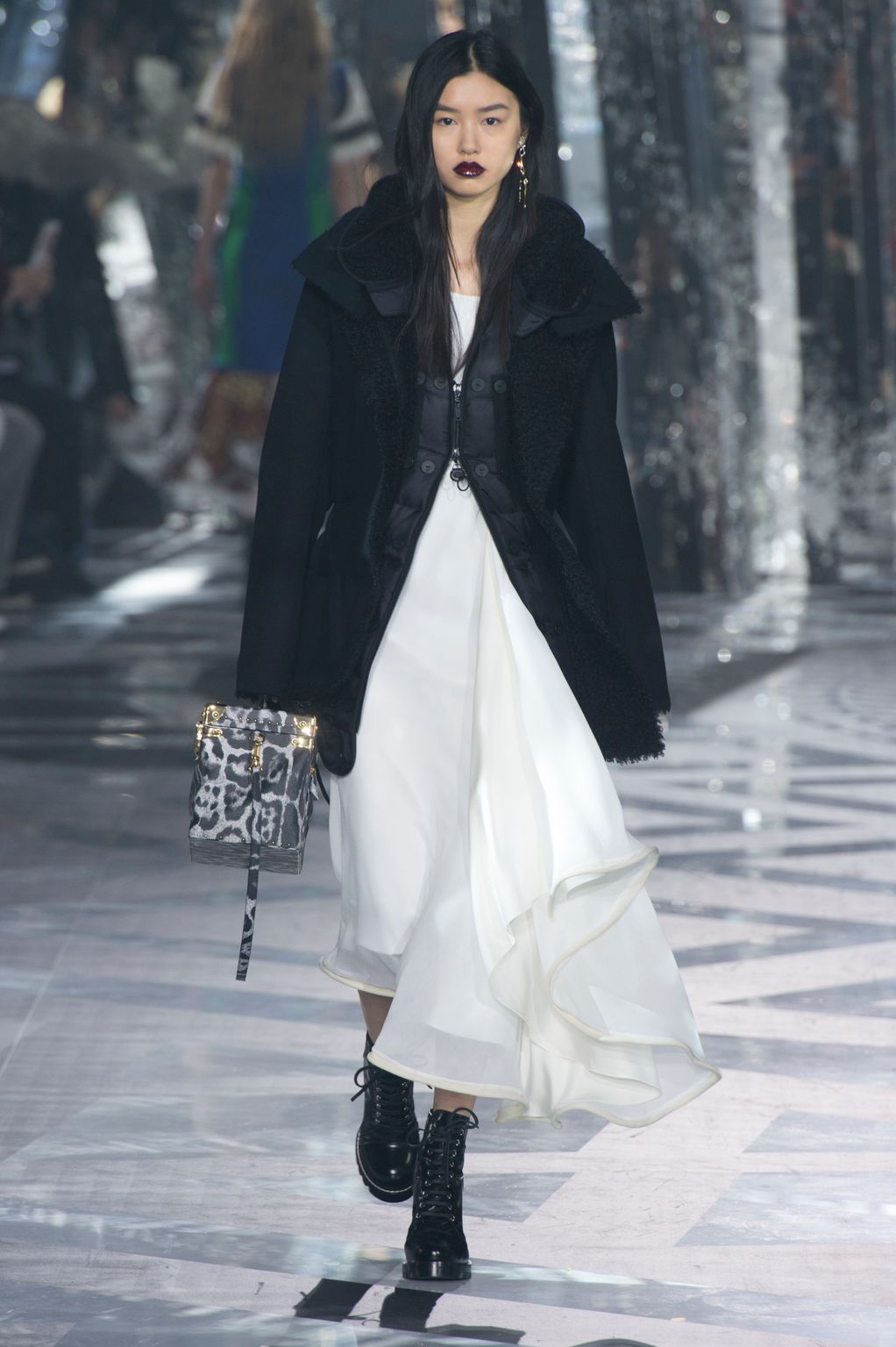 Fashion Week Paris Fall/Winter 2016 look 31 from the Louis Vuitton collection womenswear