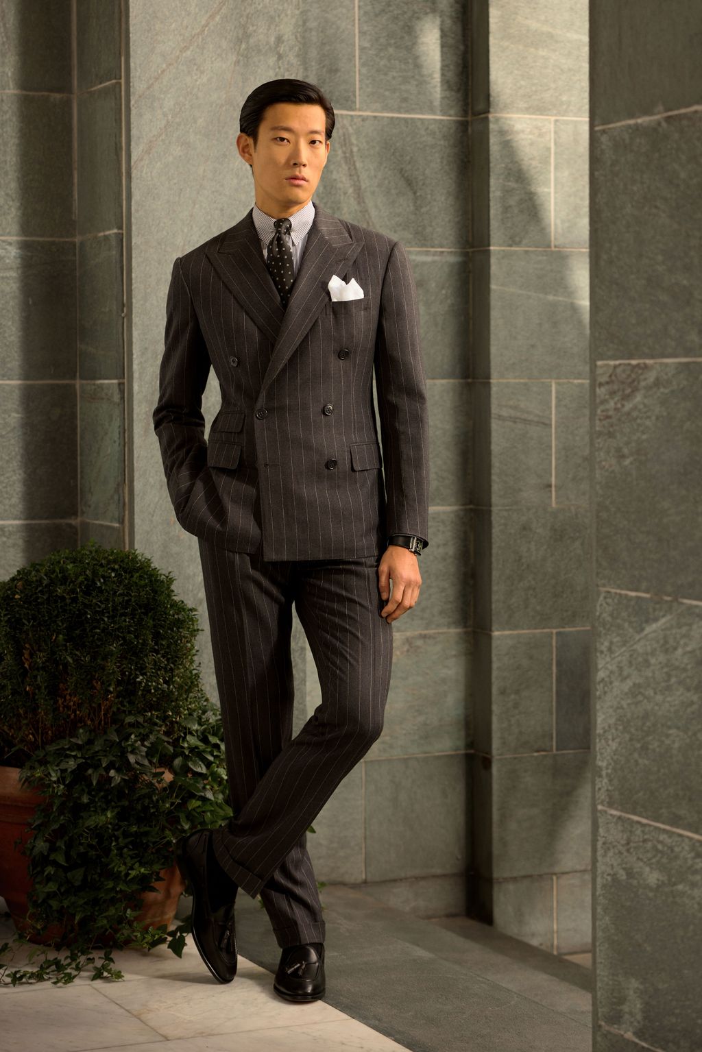 Fashion Week New York Fall/Winter 2024 look 31 from the Ralph Lauren Purple Label collection 男装