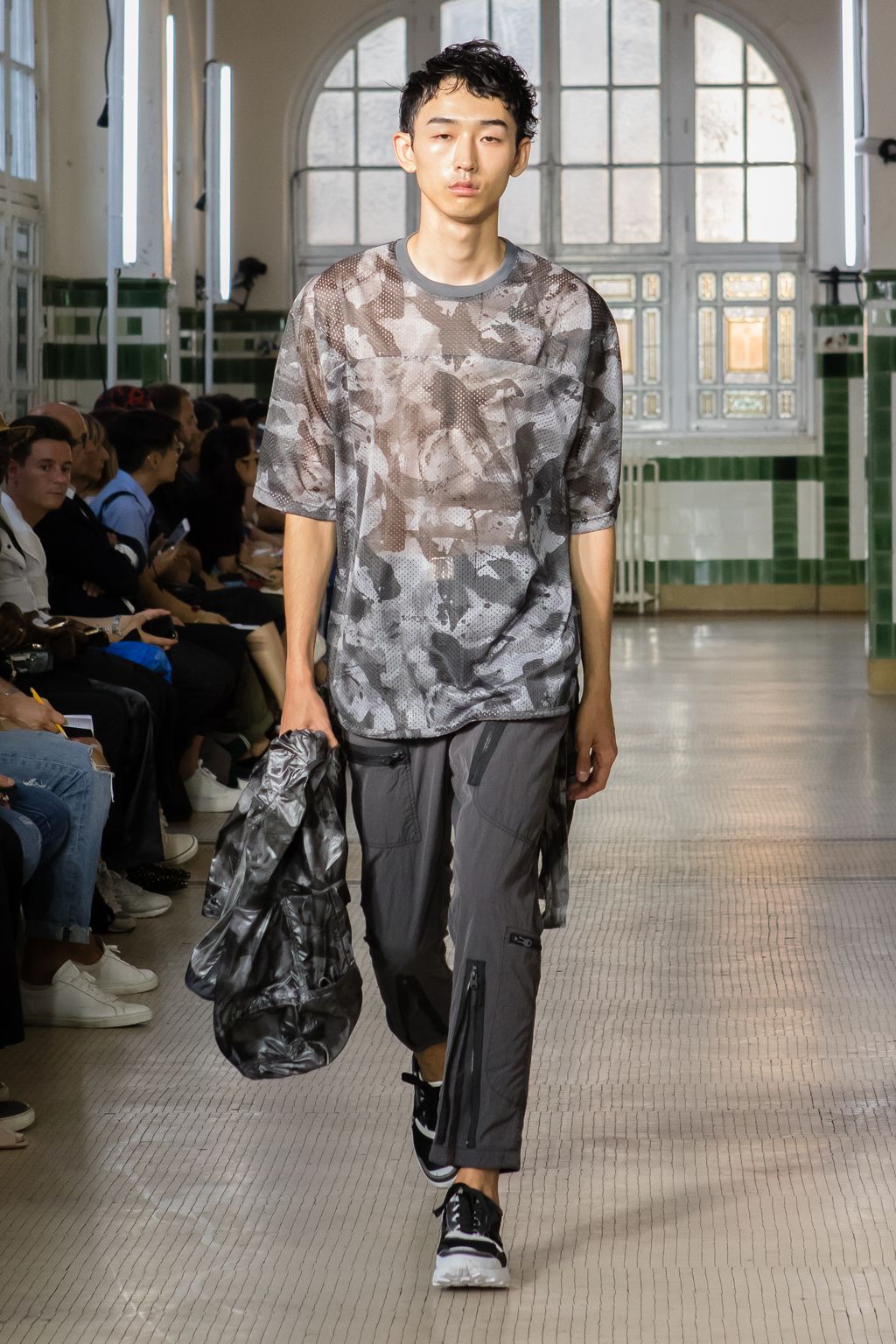 Fashion Week Paris Spring/Summer 2018 look 31 from the White Mountaineering collection 男装