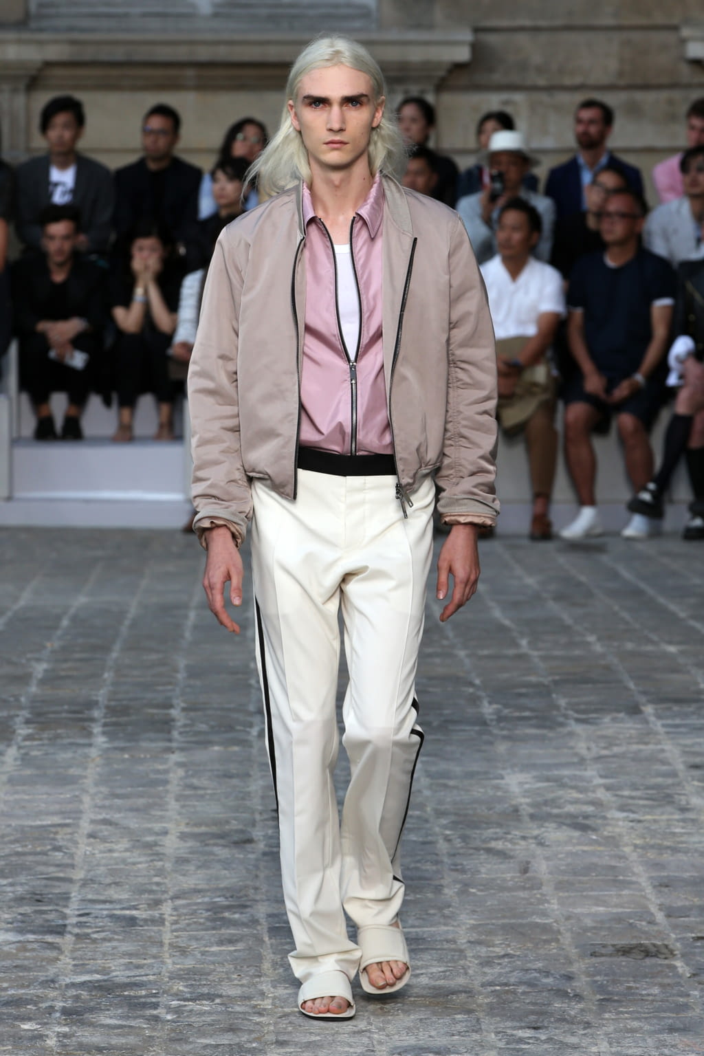 Fashion Week Paris Spring/Summer 2018 look 32 from the Berluti collection 男装
