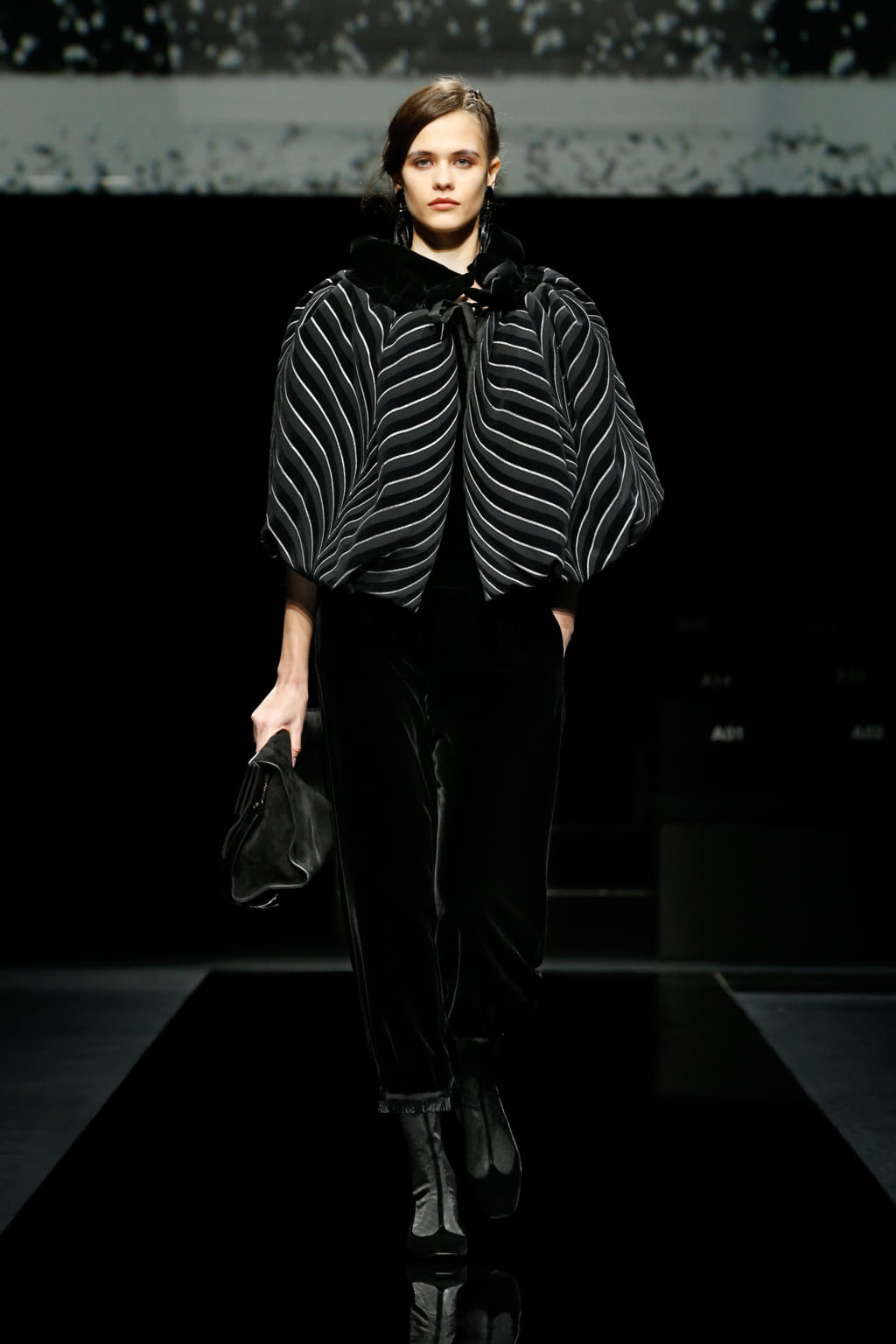 Fashion Week Milan Fall/Winter 2020 look 32 from the Giorgio Armani collection womenswear