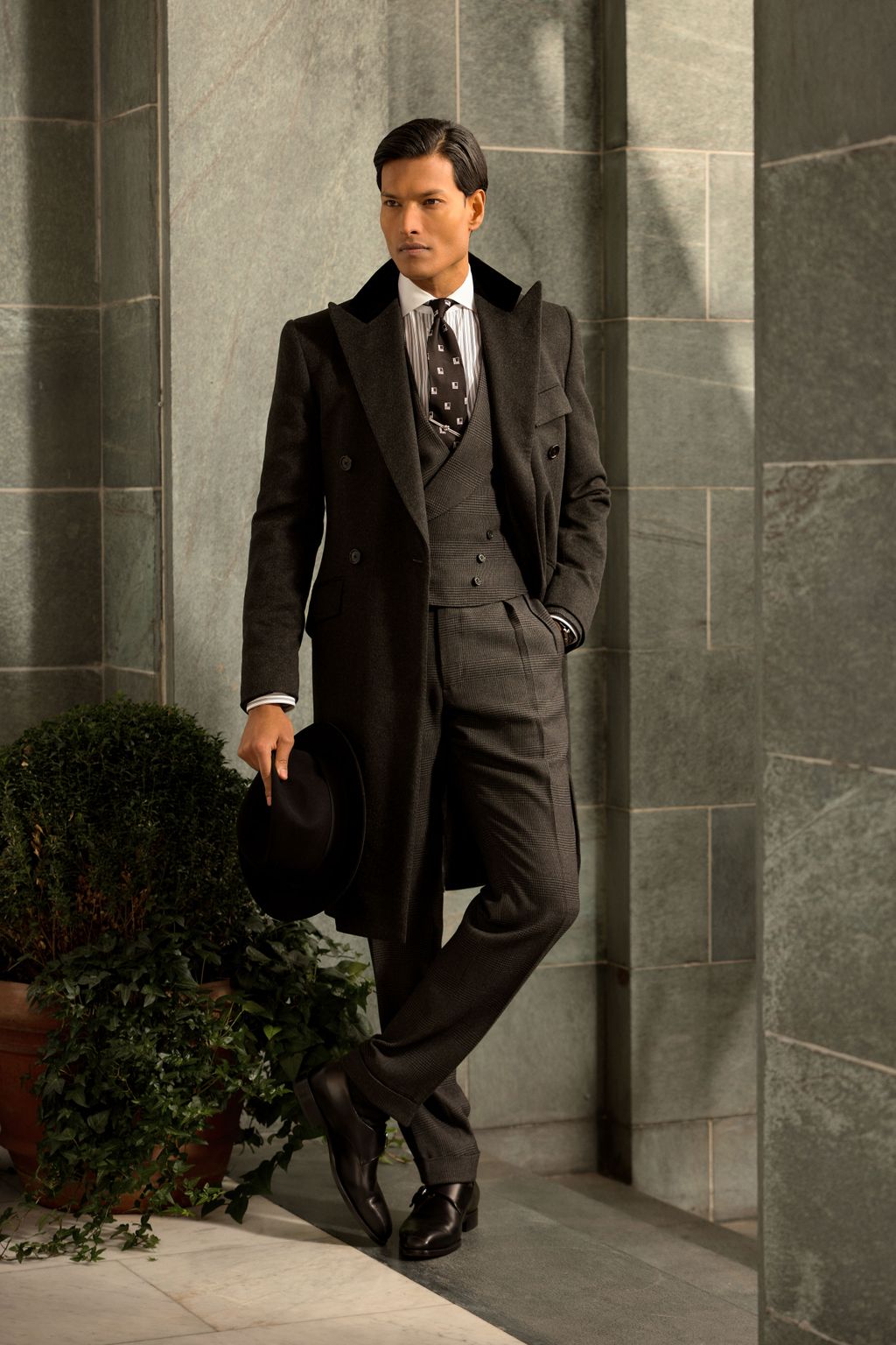 Fashion Week New York Fall/Winter 2024 look 32 from the Ralph Lauren Purple Label collection 男装