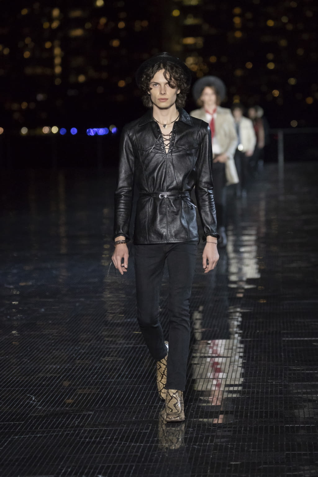 Fashion Week New York Spring/Summer 2019 look 33 from the Saint Laurent collection 男装