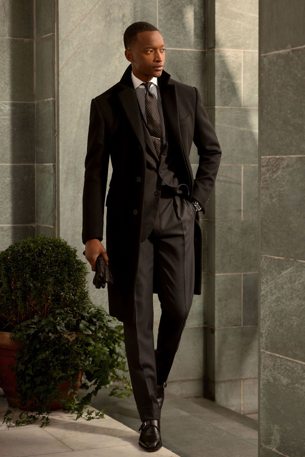 Fashion Week New York Fall/Winter 2024 look 33 from the Ralph Lauren Purple Label collection 男装