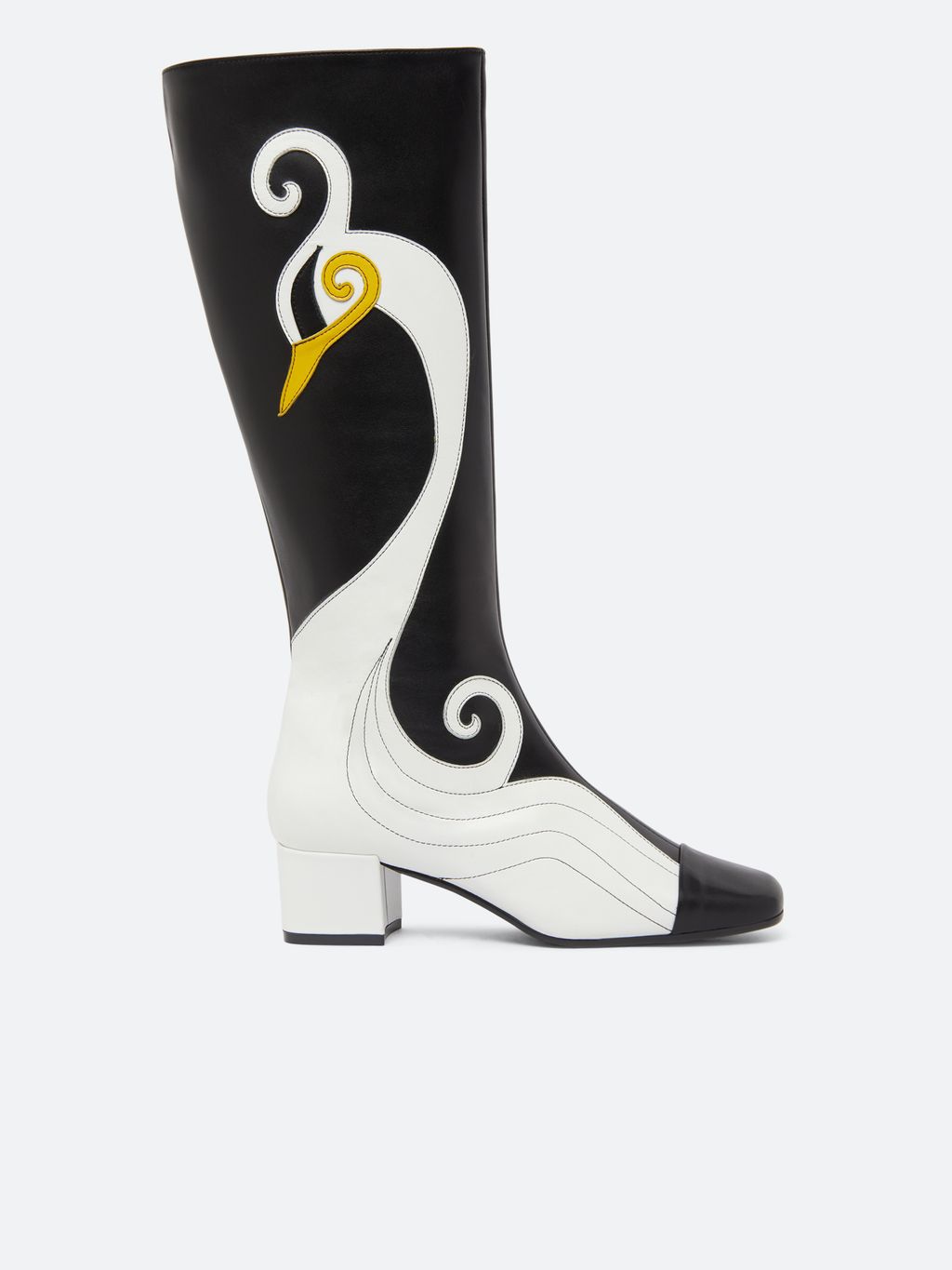 Fashion Week Paris Fall/Winter 2024 look 97 from the Carel collection 女装配饰