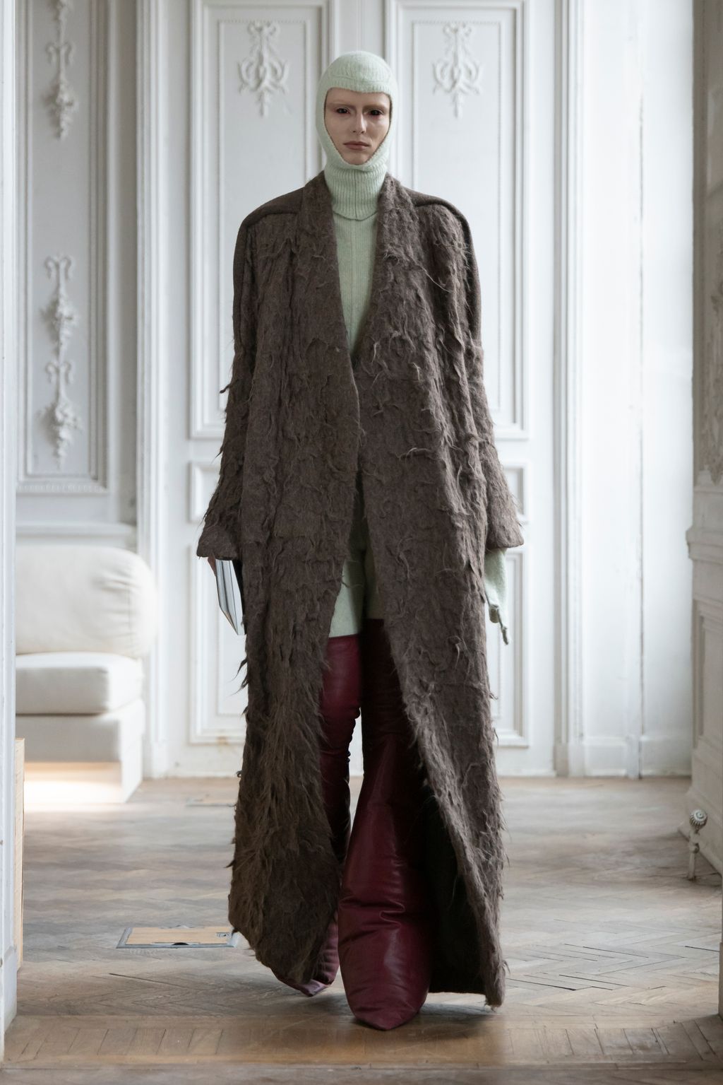 Fashion Week Paris Fall/Winter 2024 look 33 from the Rick Owens collection womenswear