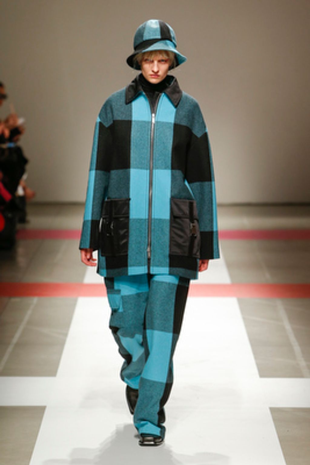 Fashion Week Milan Fall/Winter 2016 look 34 de la collection Iceberg womenswear