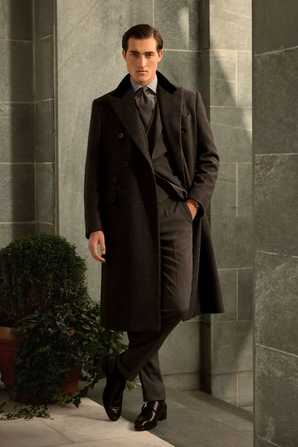 Fashion Week New York Fall/Winter 2024 look 34 from the Ralph Lauren Purple Label collection 男装
