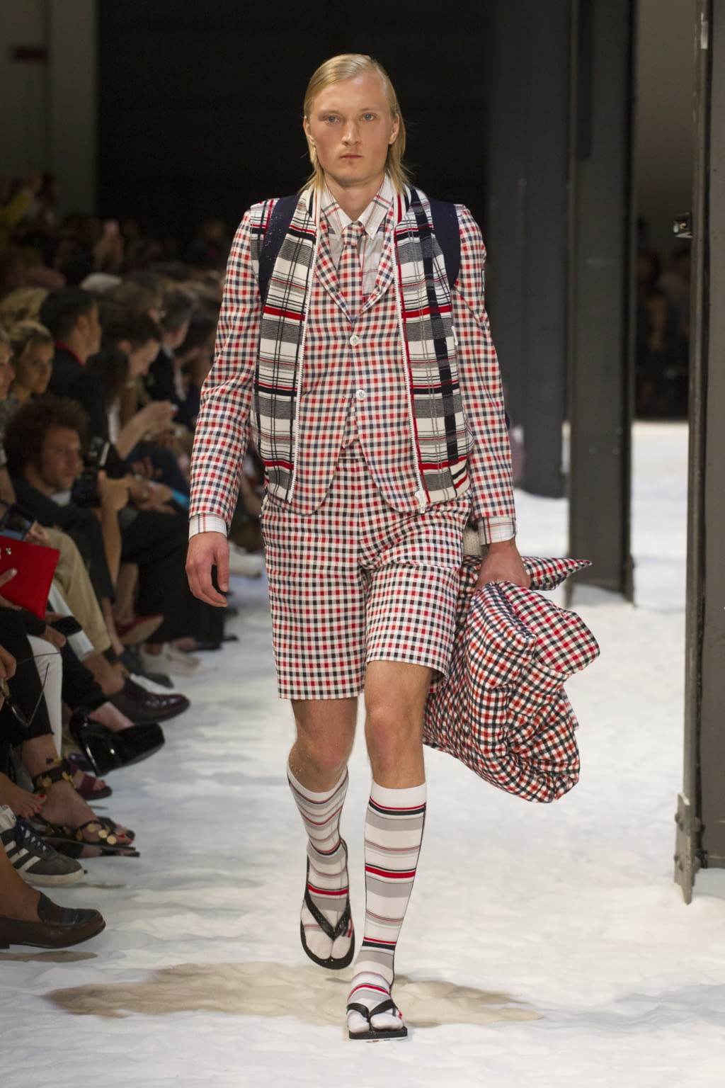 Fashion Week Milan Spring/Summer 2018 look 34 from the Moncler Gamme Bleu collection 男装