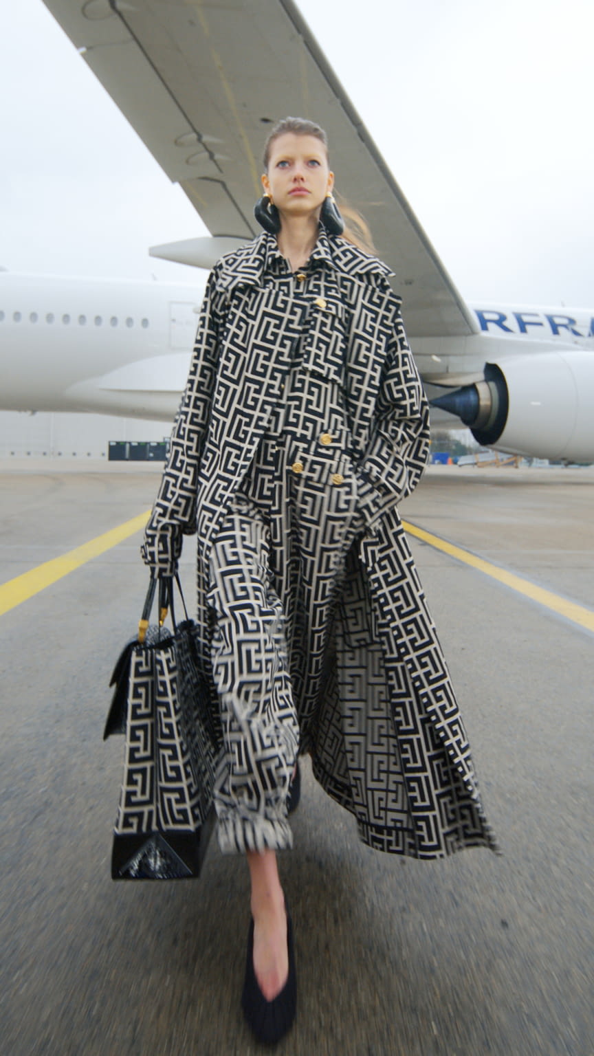 Fashion Week Paris Fall/Winter 2021 look 34 from the Balmain collection womenswear