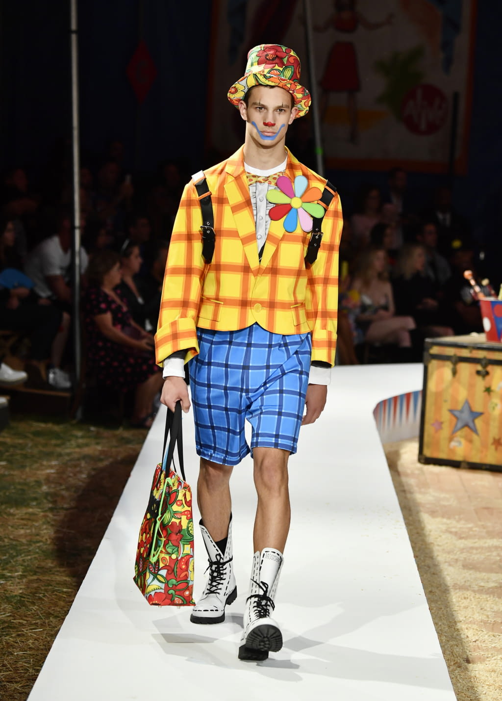 Fashion Week Milan Spring/Summer 2019 look 34 from the Moschino collection 男装