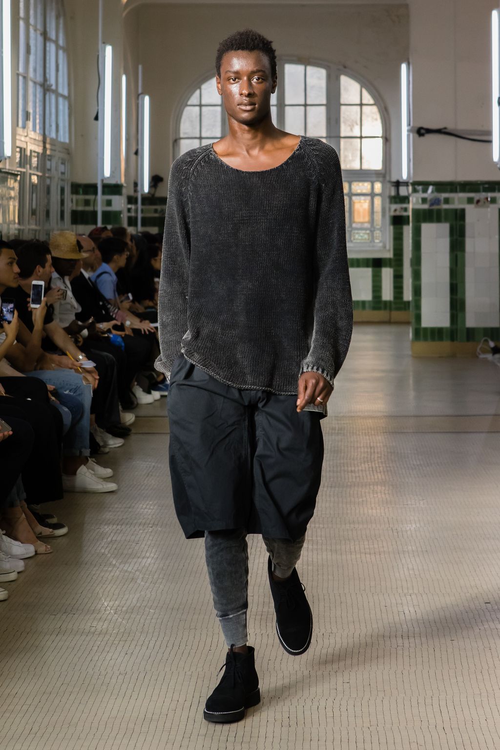 Fashion Week Paris Spring/Summer 2018 look 34 from the White Mountaineering collection 男装