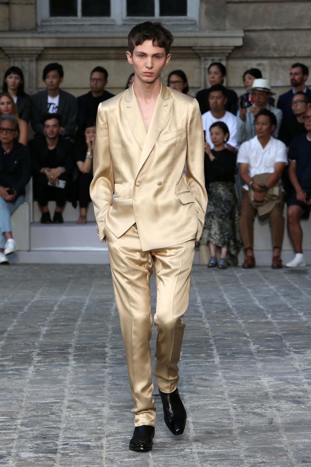 Fashion Week Paris Spring/Summer 2018 look 35 from the Berluti collection menswear