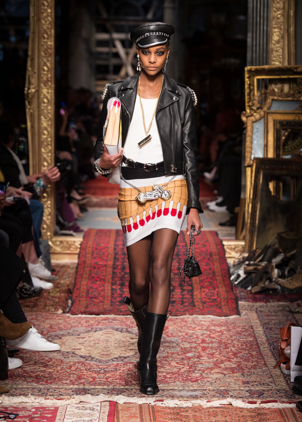 Fashion Week Milan Fall/Winter 2016 look 35 de la collection Moschino womenswear
