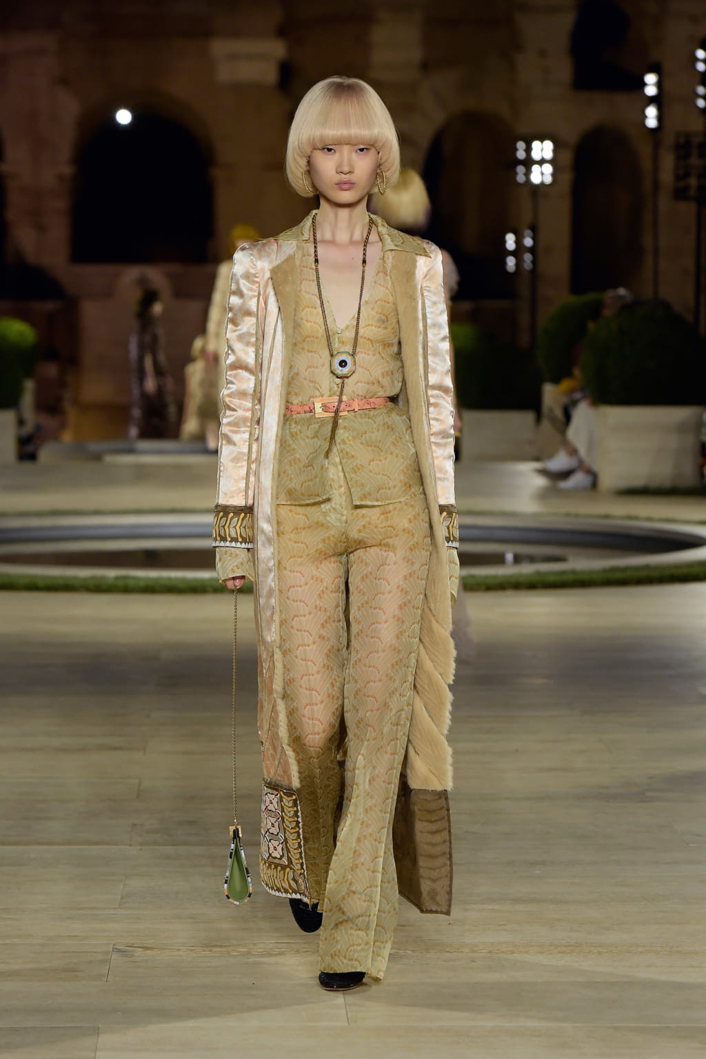 Fashion Week Milan Fall/Winter 2019 look 35 from the Fendi collection couture