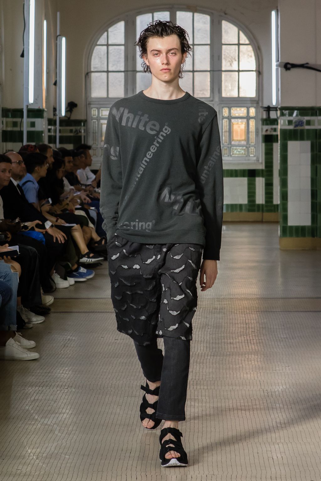 Fashion Week Paris Spring/Summer 2018 look 35 from the White Mountaineering collection 男装