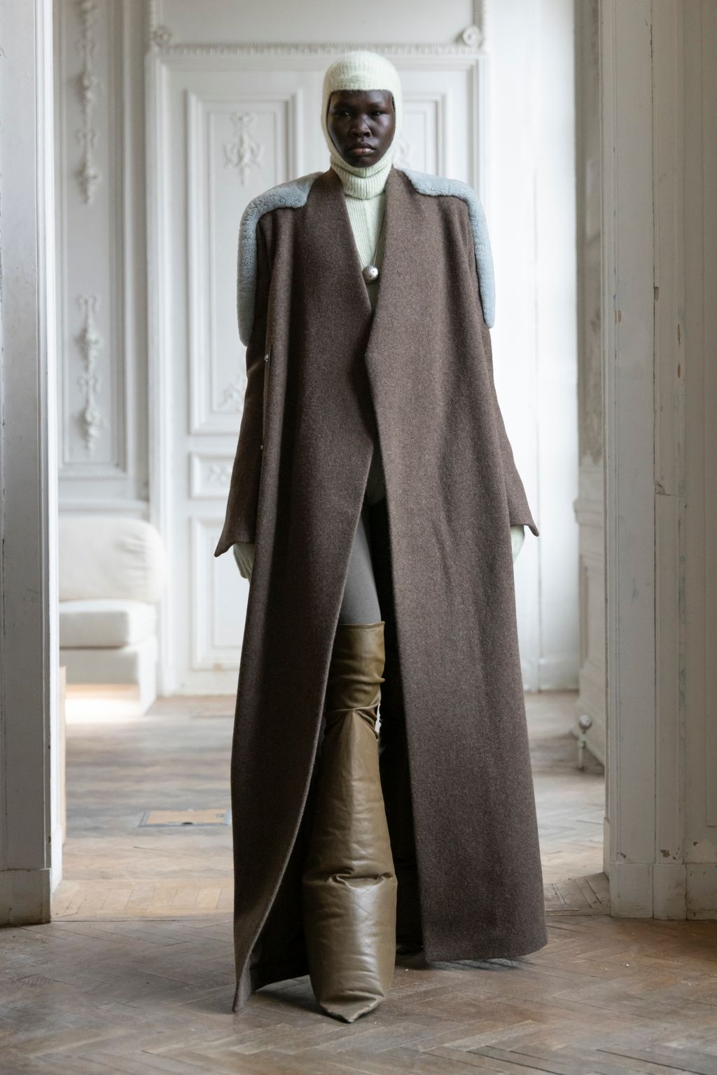 Fashion Week Paris Fall/Winter 2024 look 34 from the Rick Owens collection womenswear