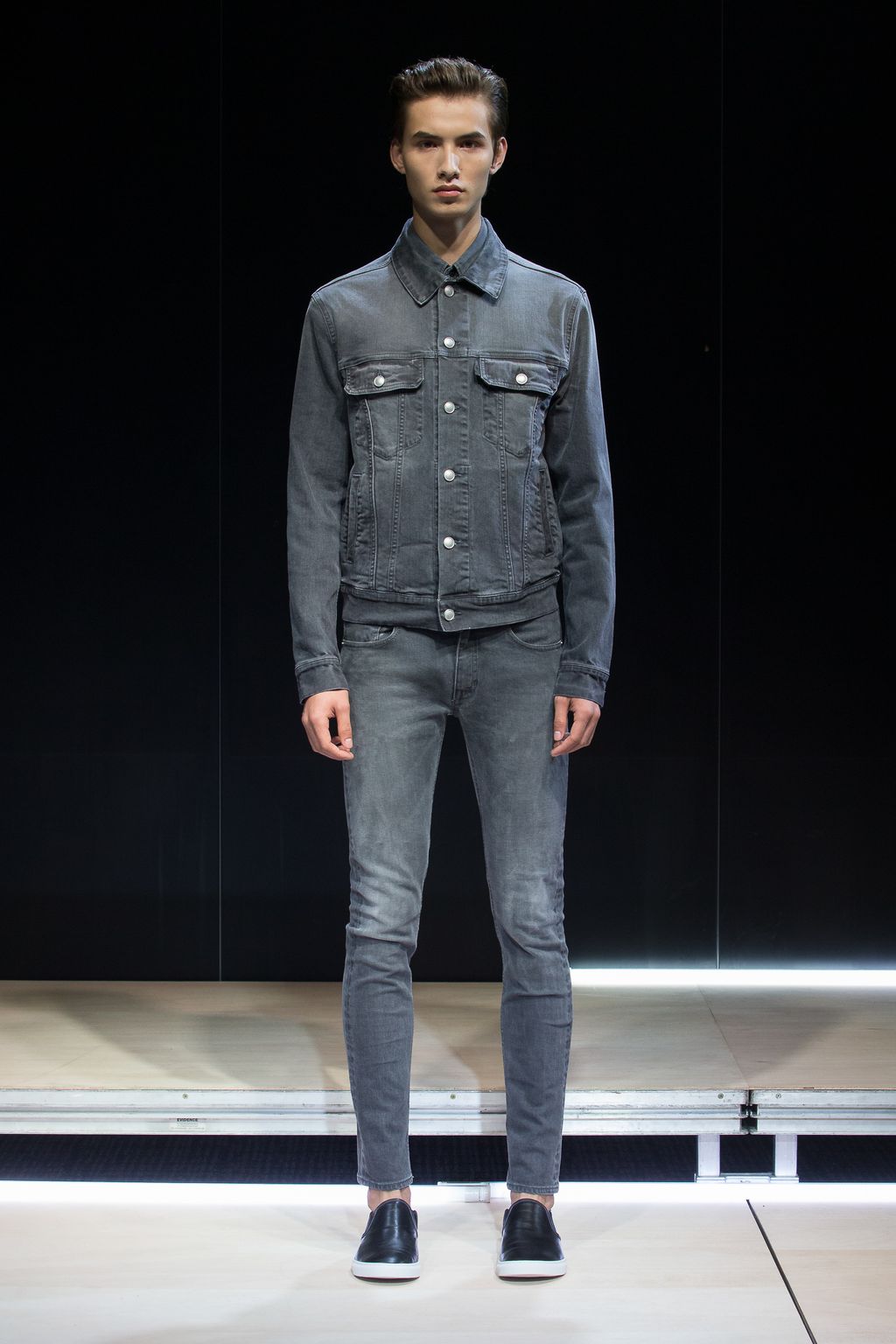 Fashion Week Paris Spring/Summer 2017 look 36 from the Cerruti 1881 collection menswear