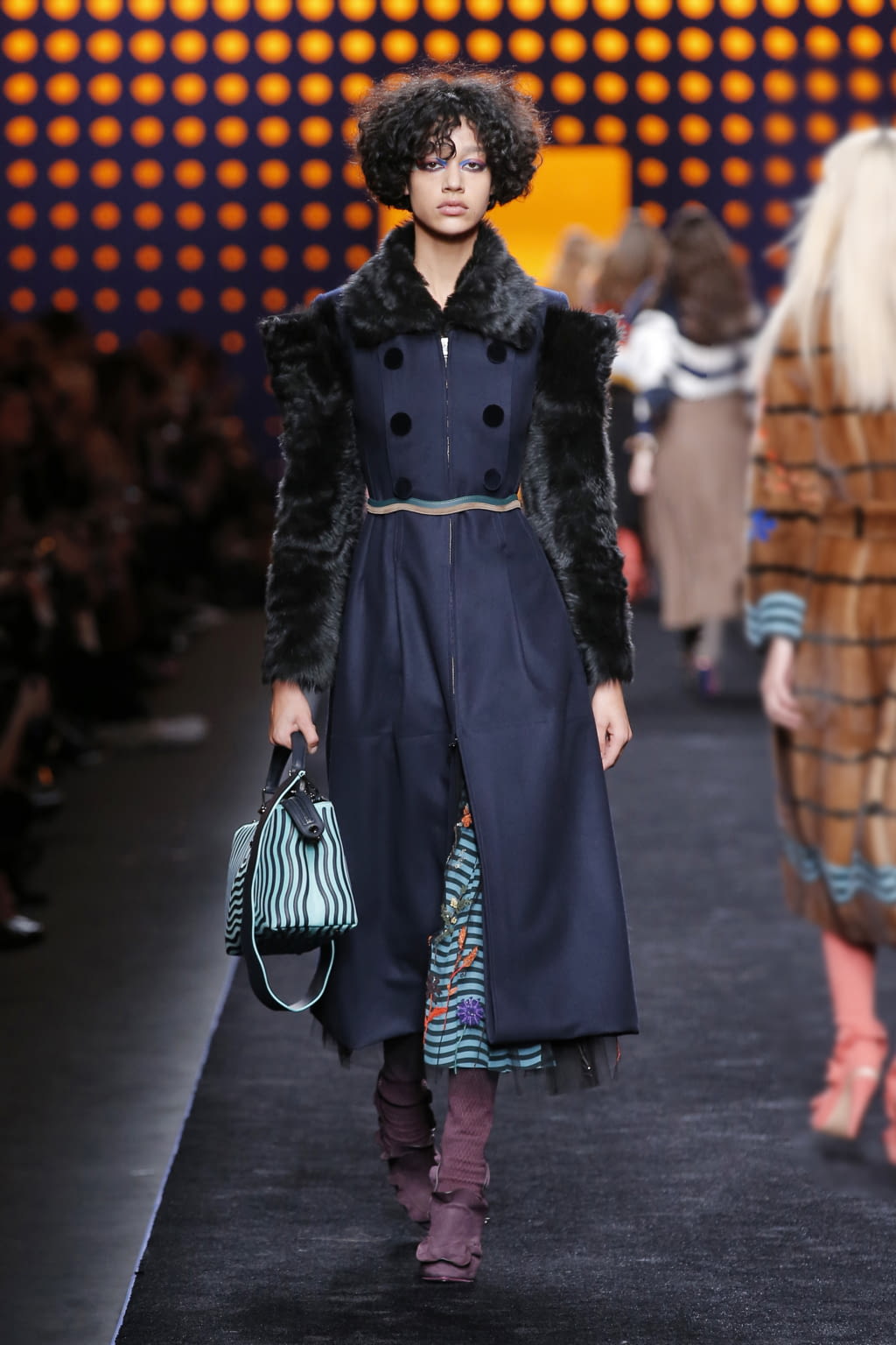 Fashion Week Milan Fall/Winter 2016 look 36 from the Fendi collection 女装