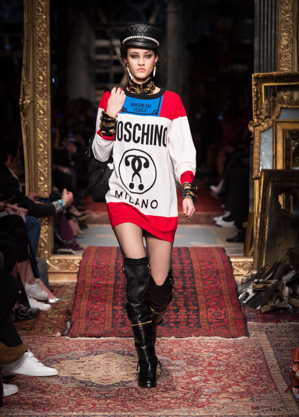 Fashion Week Milan Fall/Winter 2016 look 37 from the Moschino collection 女装