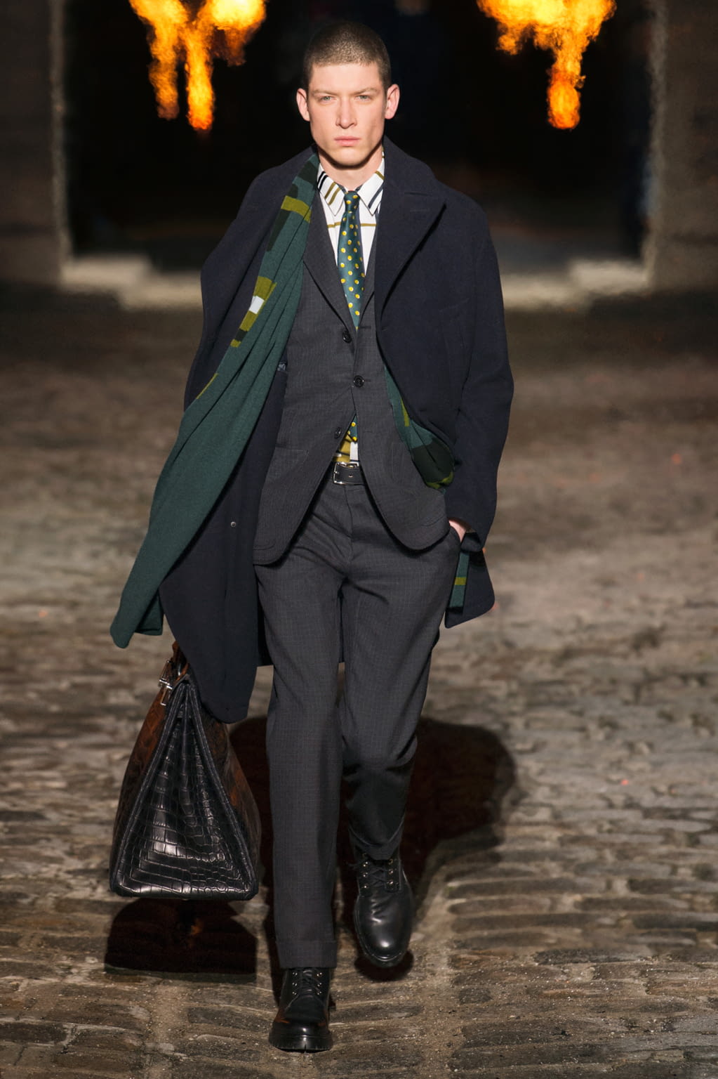 Fashion Week Paris Fall/Winter 2018 look 37 from the Hermès collection 男装