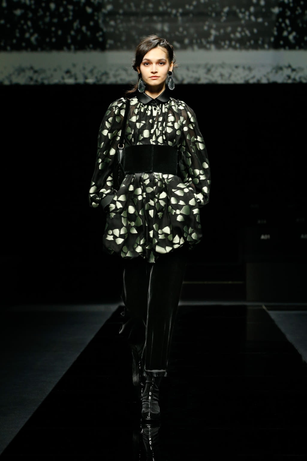Fashion Week Milan Fall/Winter 2020 look 38 from the Giorgio Armani collection womenswear