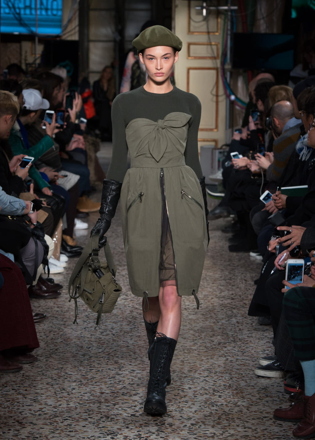 Fashion Week Milan Fall/Winter 2017 look 38 de la collection Moschino menswear