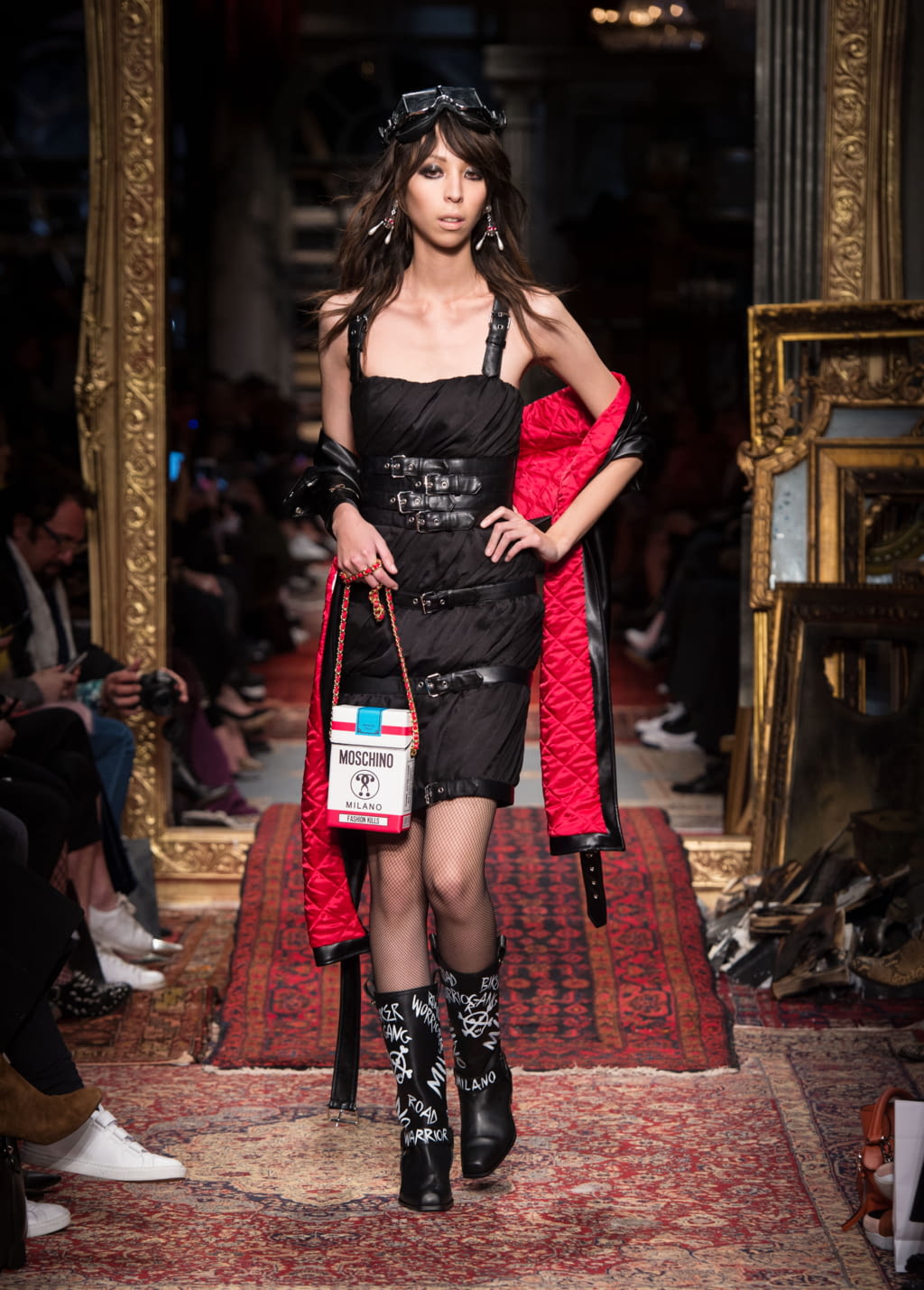 Fashion Week Milan Fall/Winter 2016 look 38 from the Moschino collection 女装
