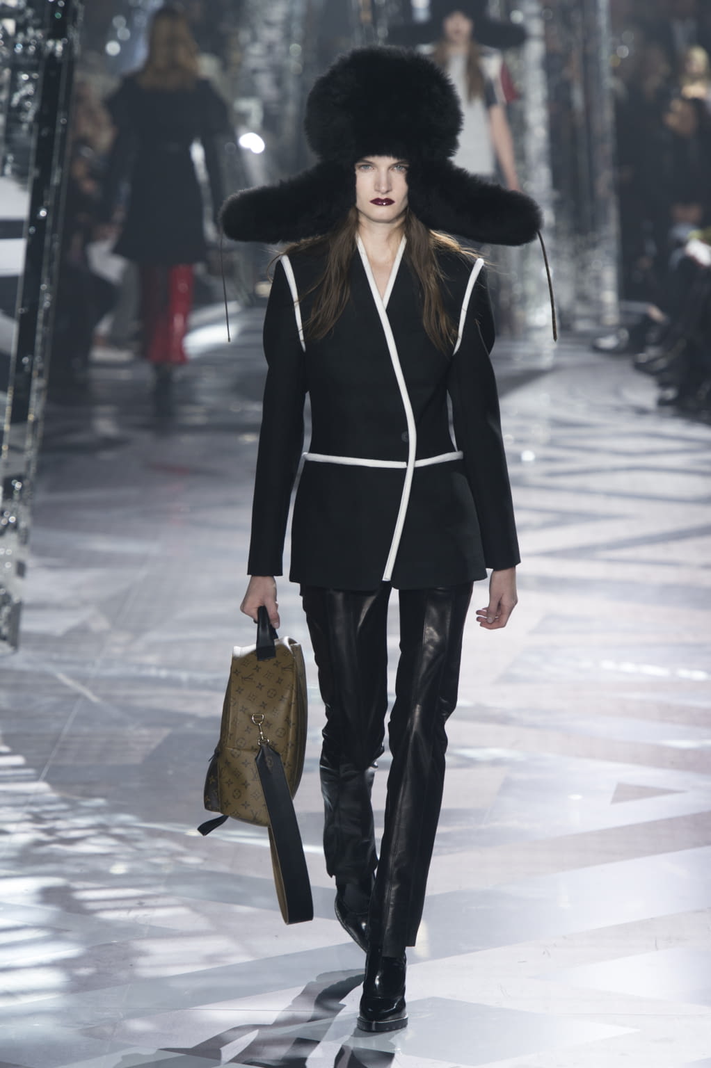 Fashion Week Paris Fall/Winter 2016 look 38 from the Louis Vuitton collection womenswear