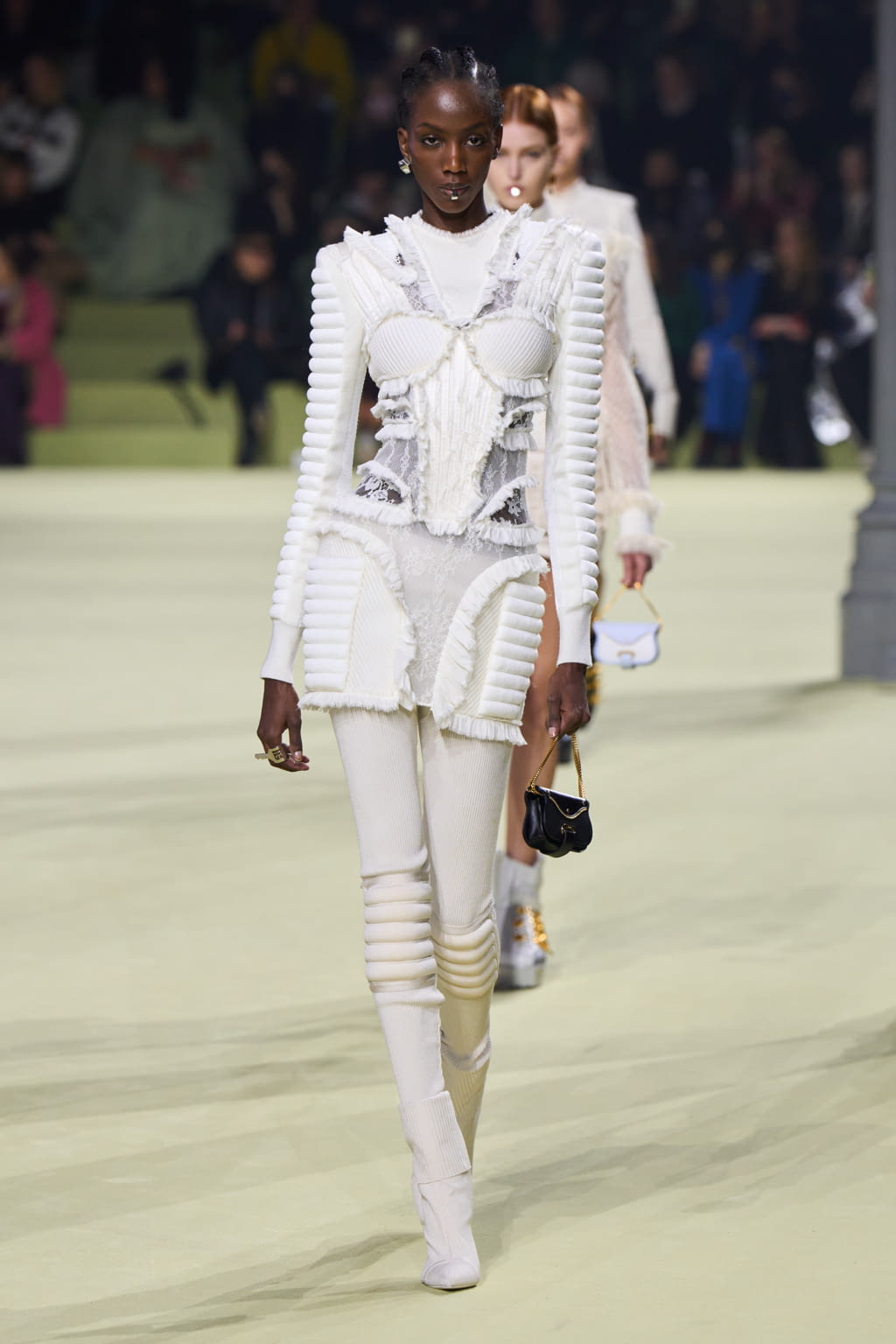 Fashion Week Paris Fall/Winter 2022 look 38 from the Balmain collection 女装