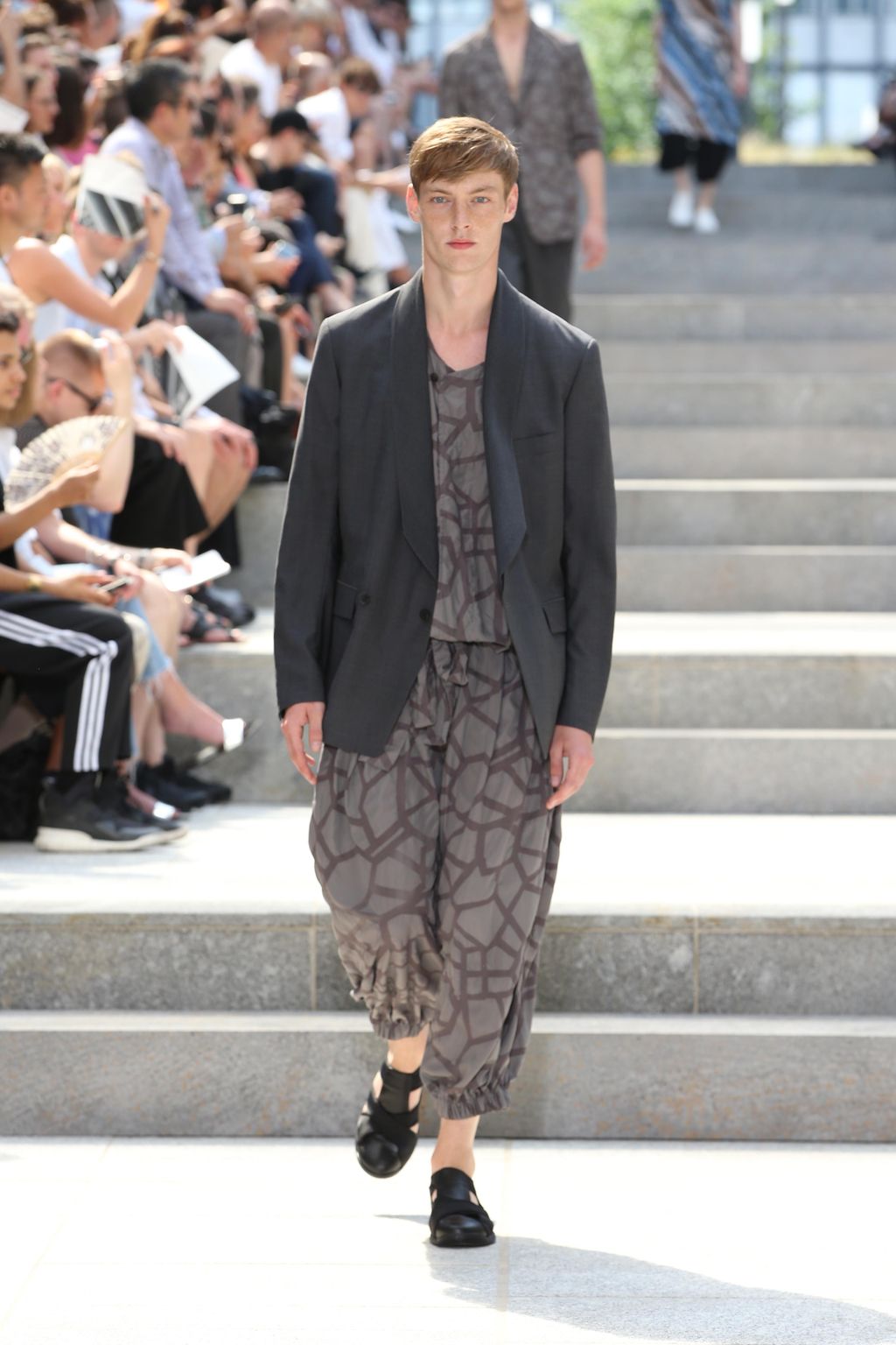 Fashion Week Paris Spring/Summer 2018 look 39 from the Issey Miyake Men collection menswear
