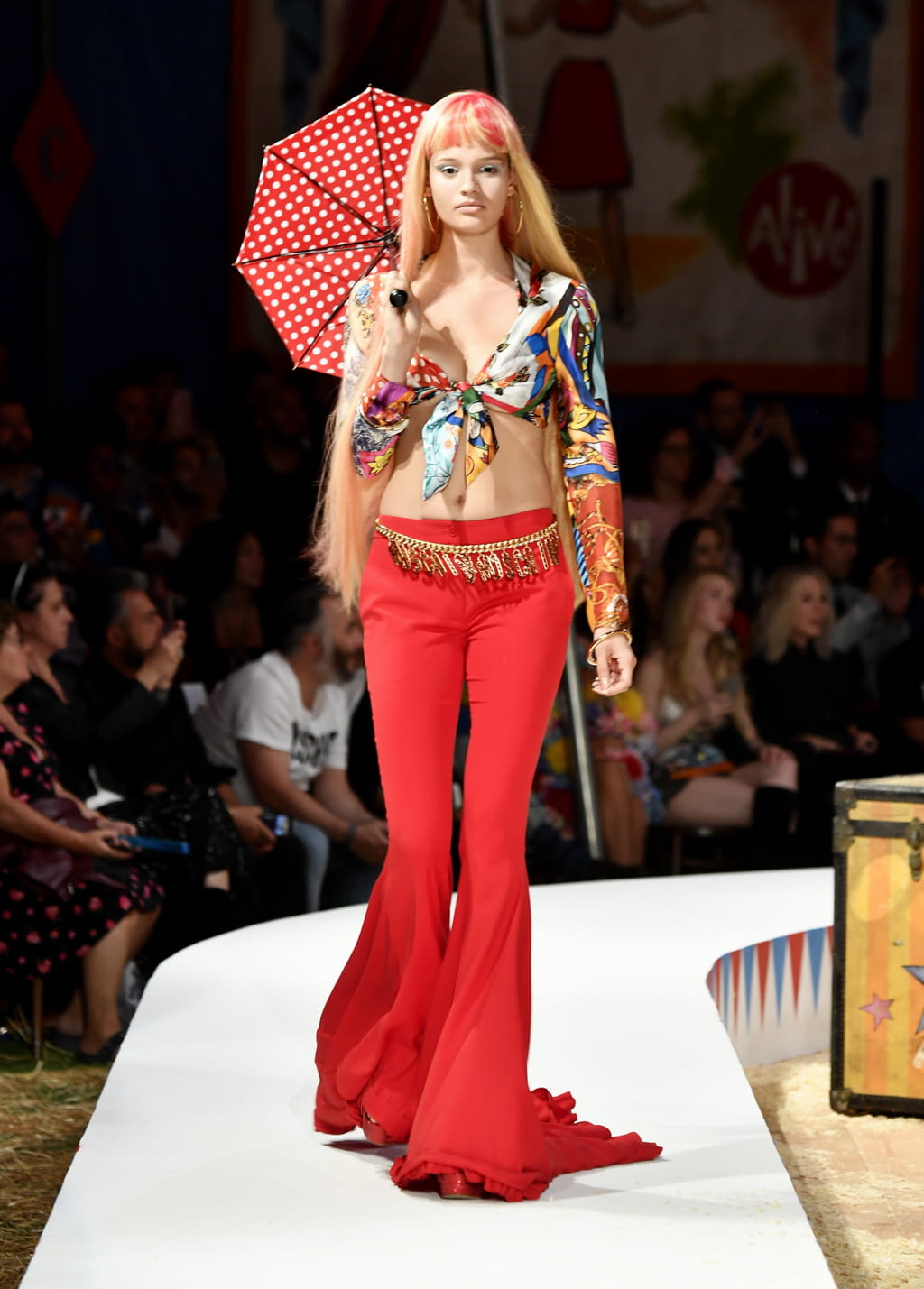 Fashion Week Milan Resort 2019 look 4 from the Moschino collection 女装