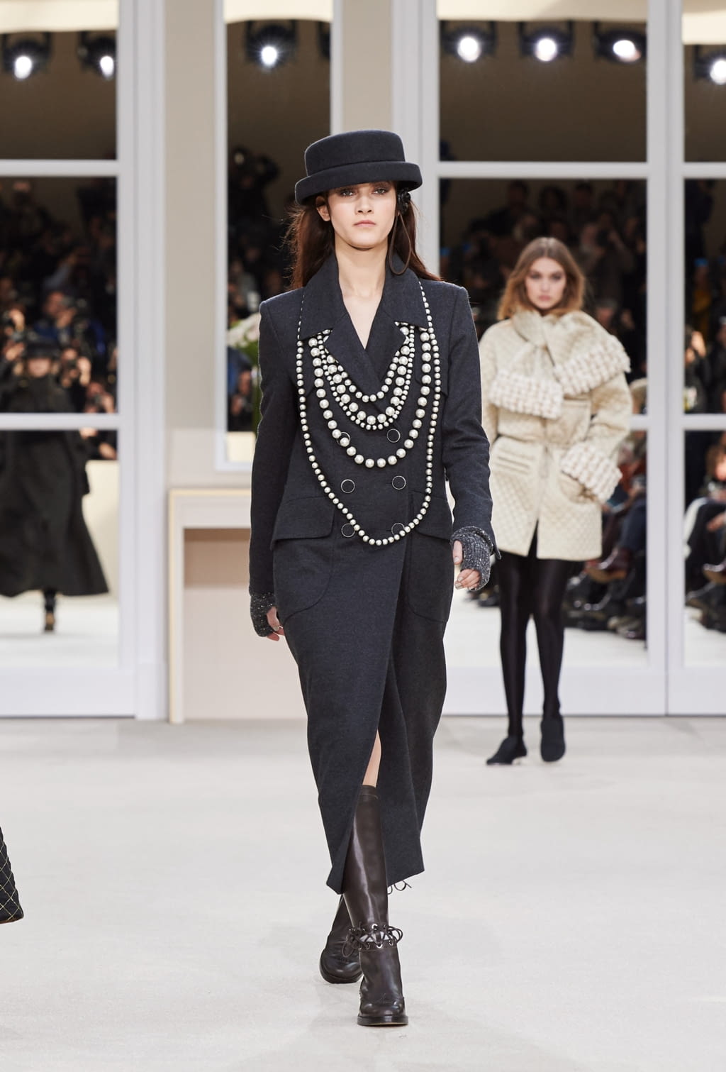 Fashion Week Paris Fall/Winter 2016 look 40 from the Chanel collection womenswear