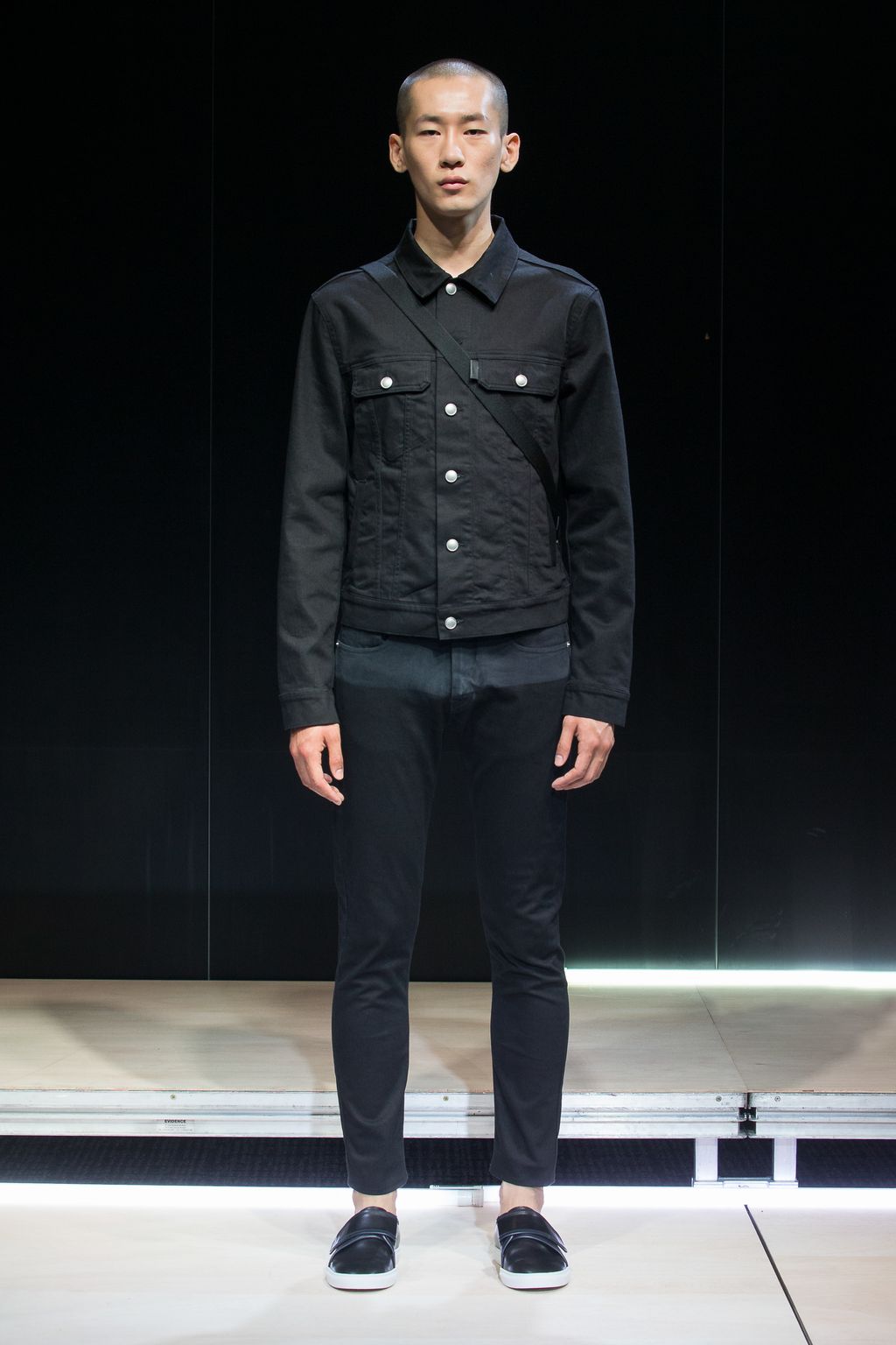 Fashion Week Paris Spring/Summer 2017 look 40 from the Cerruti 1881 collection 男装