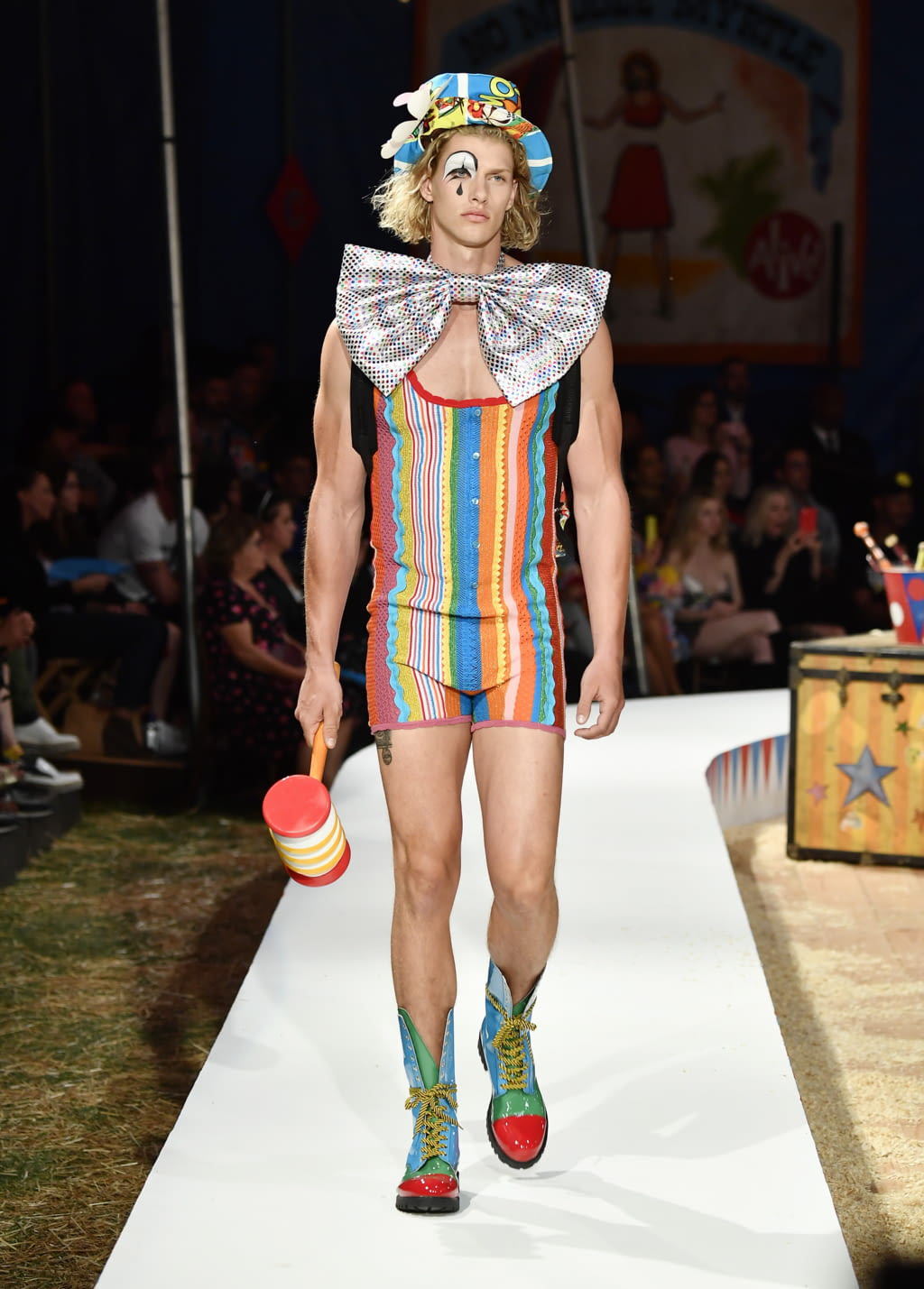 Fashion Week Milan Spring/Summer 2019 look 42 from the Moschino collection menswear