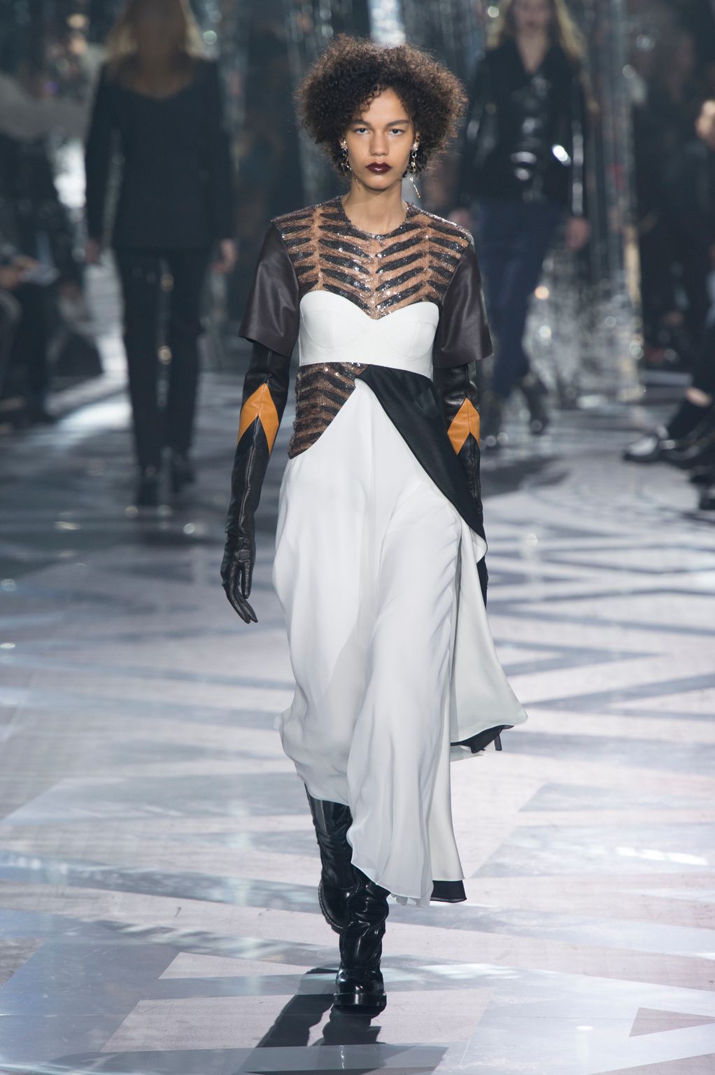 Fashion Week Paris Fall/Winter 2016 look 44 from the Louis Vuitton collection 女装