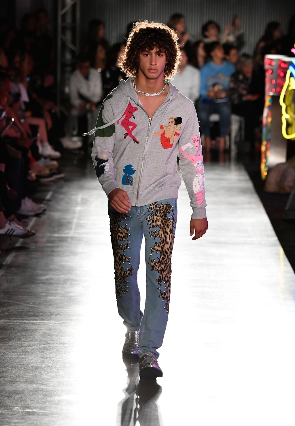 Fashion Week Milan Spring/Summer 2018 look 44 from the Moschino collection 男装