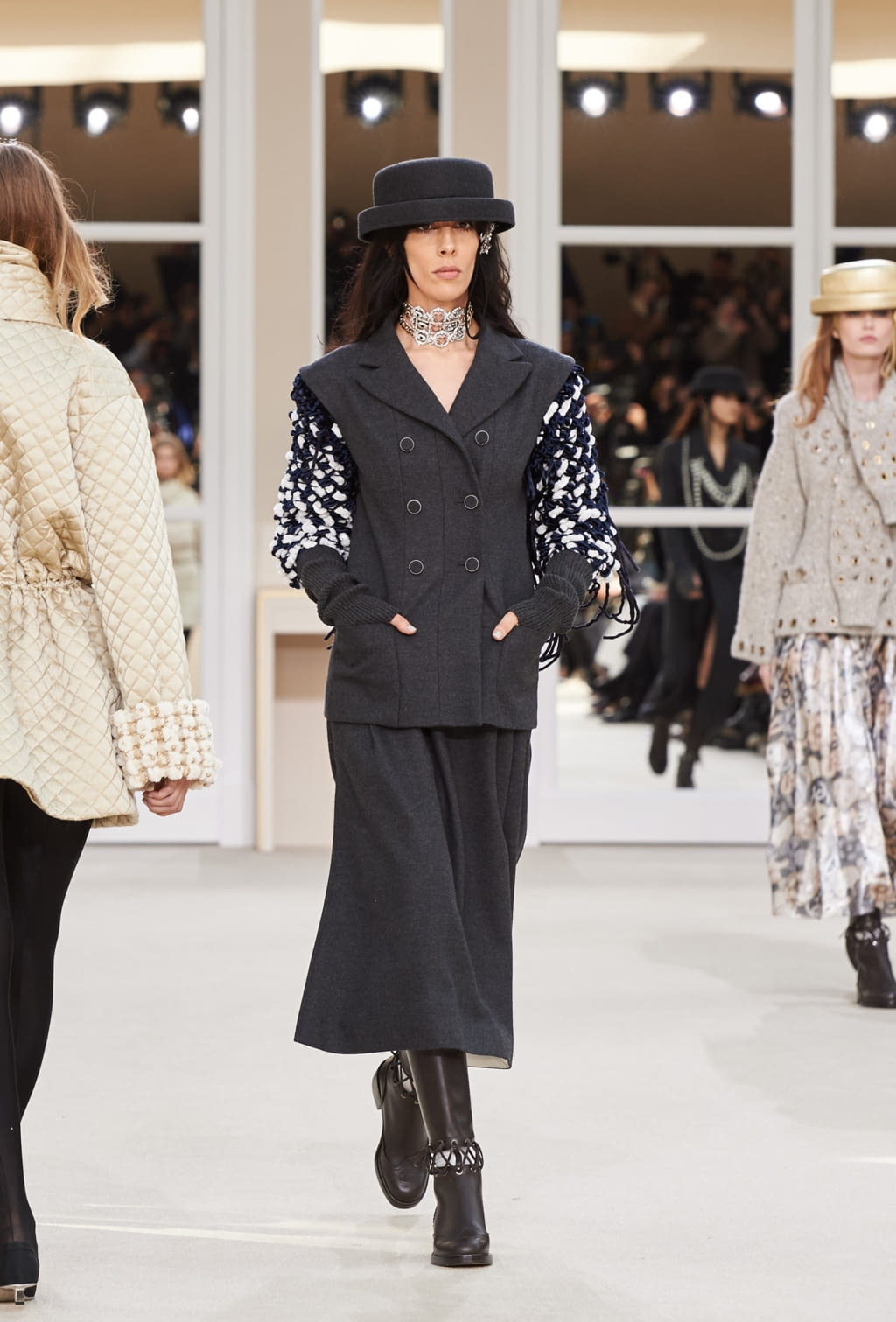 Fashion Week Paris Fall/Winter 2016 look 44 from the Chanel collection womenswear