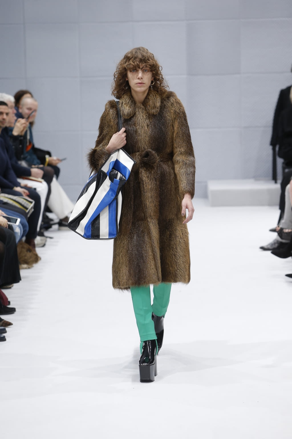 Fashion Week Paris Fall/Winter 2016 look 44 de la collection Balenciaga womenswear