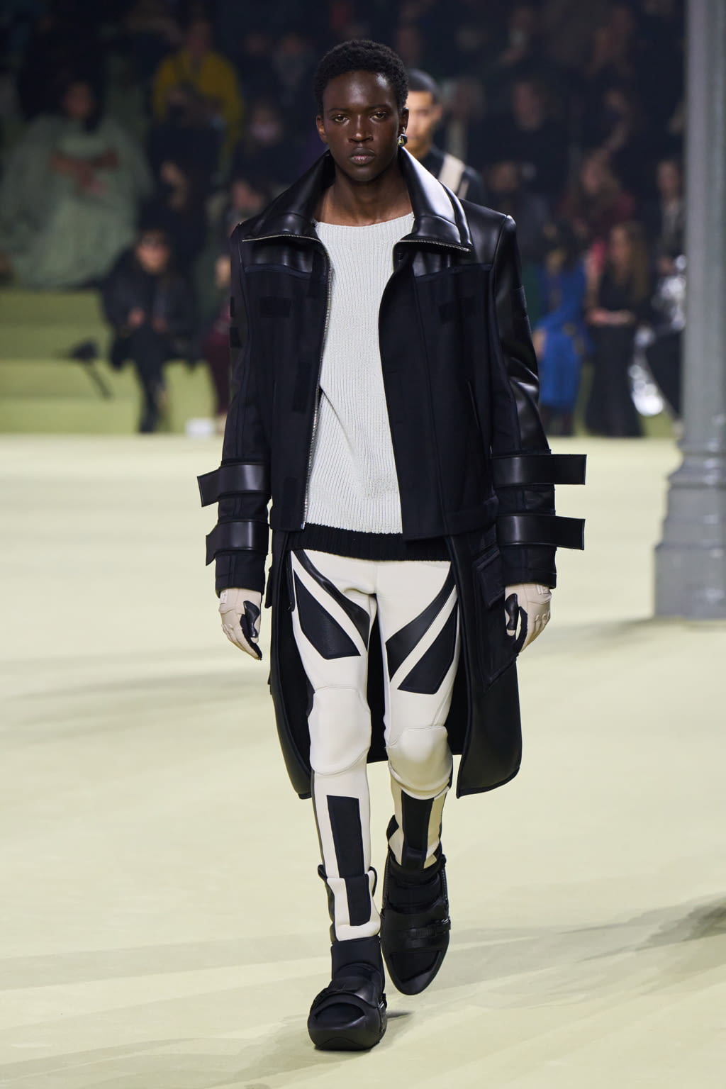 Fashion Week Paris Fall/Winter 2022 look 45 from the Balmain collection 女装