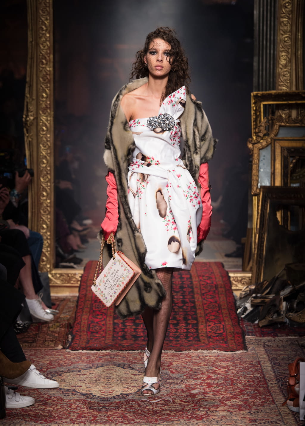 Fashion Week Milan Fall/Winter 2016 look 45 de la collection Moschino womenswear