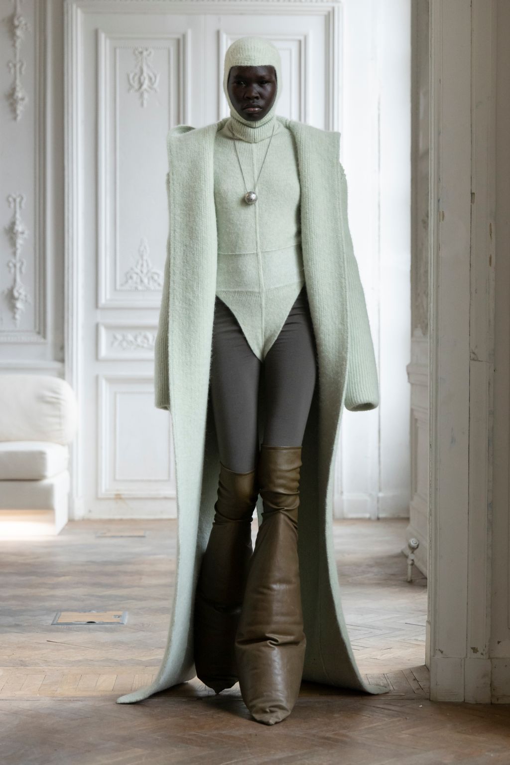Fashion Week Paris Fall/Winter 2024 look 46 from the Rick Owens collection womenswear