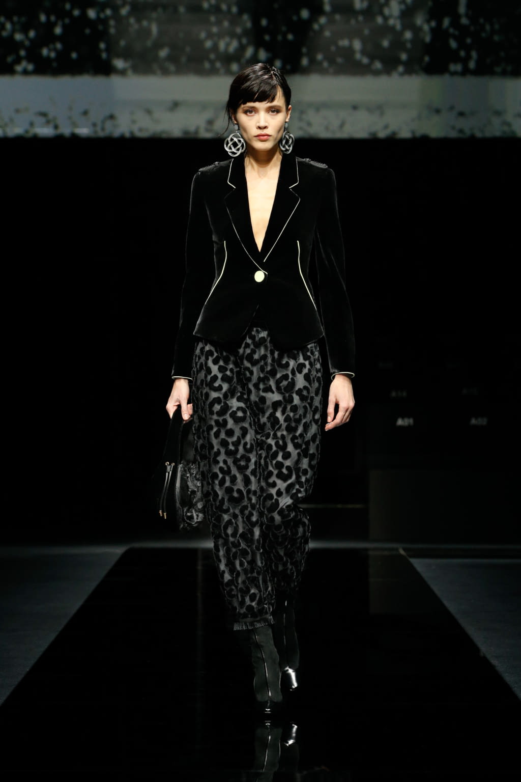 Fashion Week Milan Fall/Winter 2020 look 47 from the Giorgio Armani collection womenswear