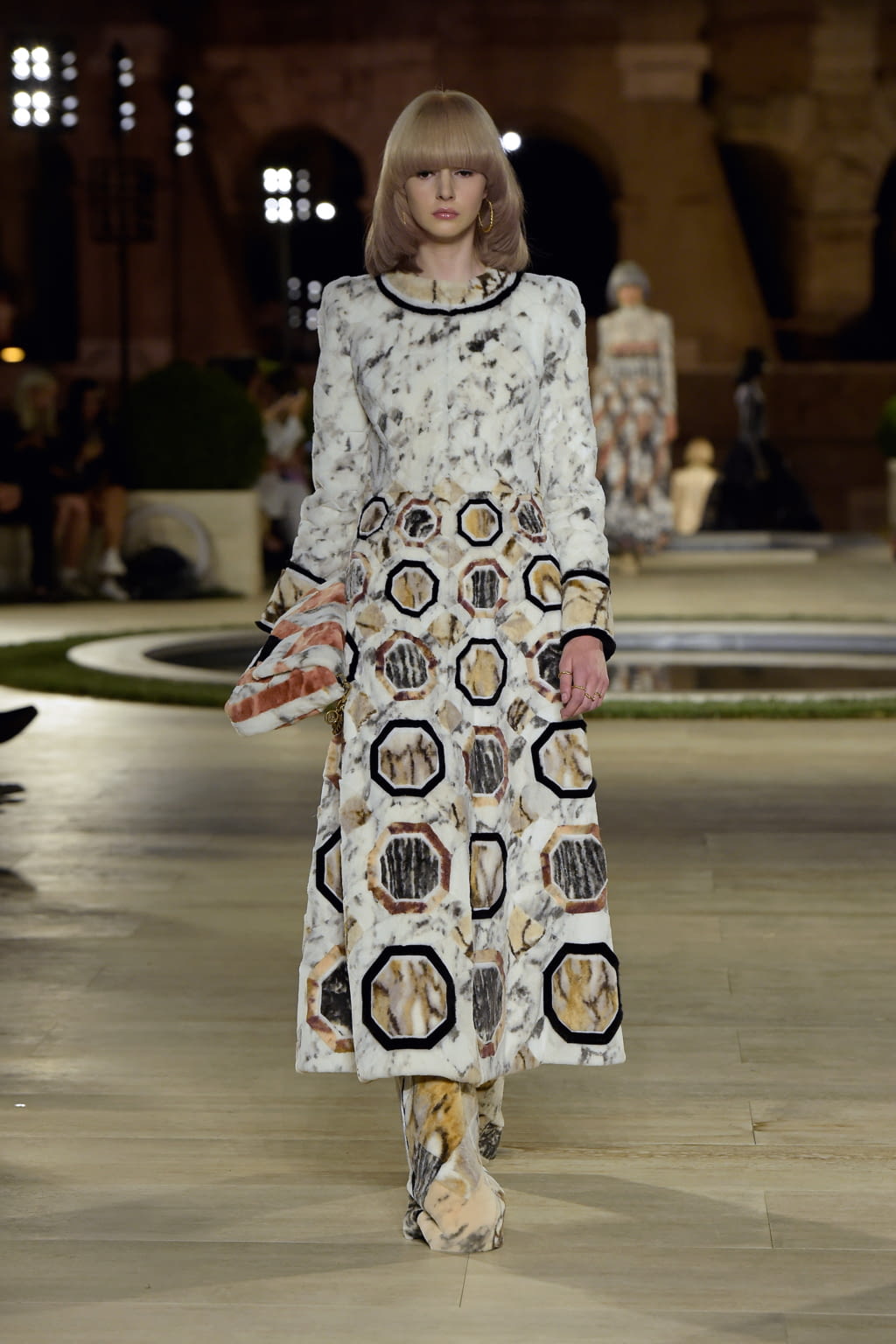 Fashion Week Milan Fall/Winter 2019 look 47 from the Fendi collection couture