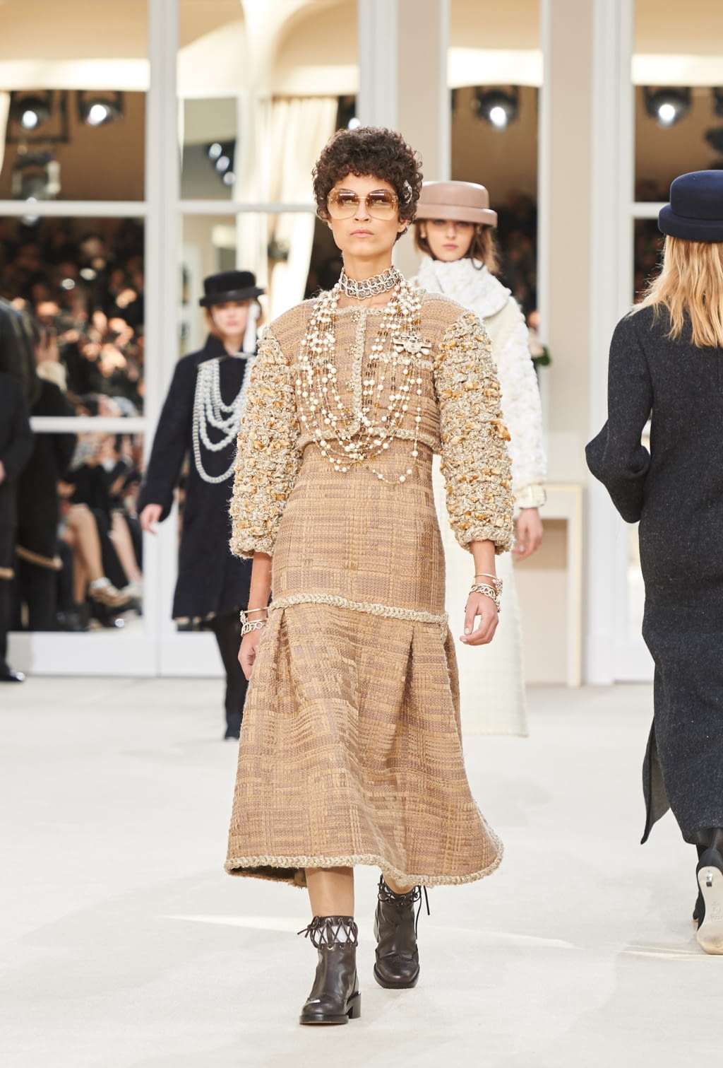 Fashion Week Paris Fall/Winter 2016 look 49 from the Chanel collection 女装
