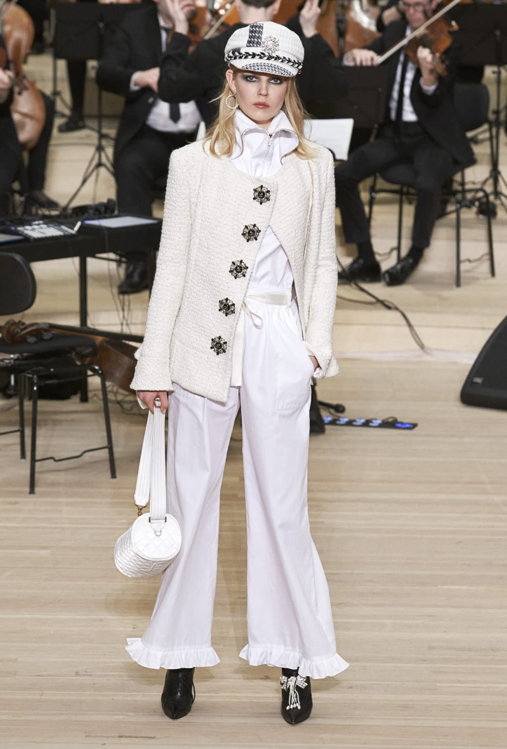 Fashion Week Paris Pre-Fall 2018 look 49 from the Chanel collection womenswear