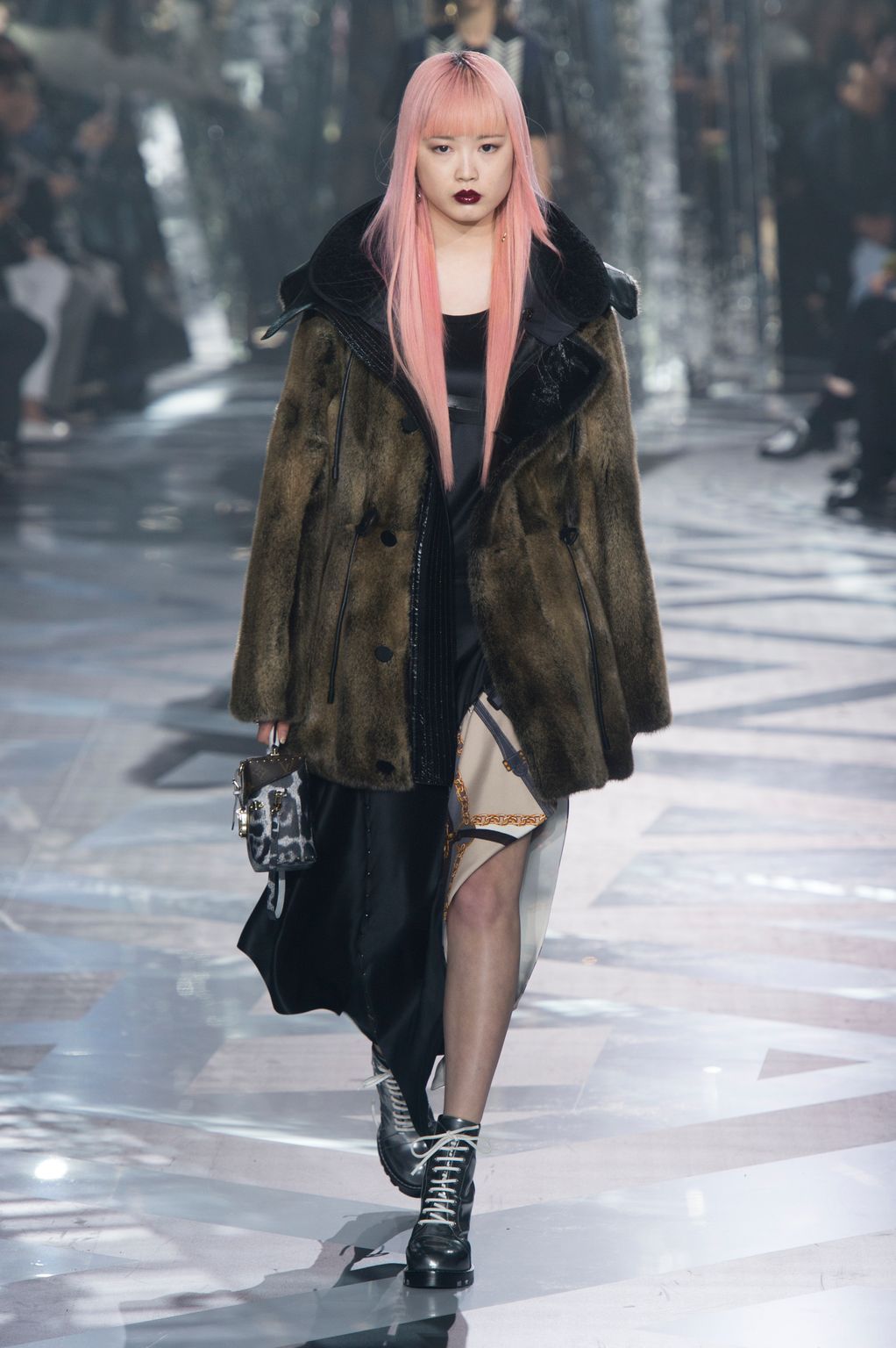 Fashion Week Paris Fall/Winter 2016 look 5 from the Louis Vuitton collection womenswear
