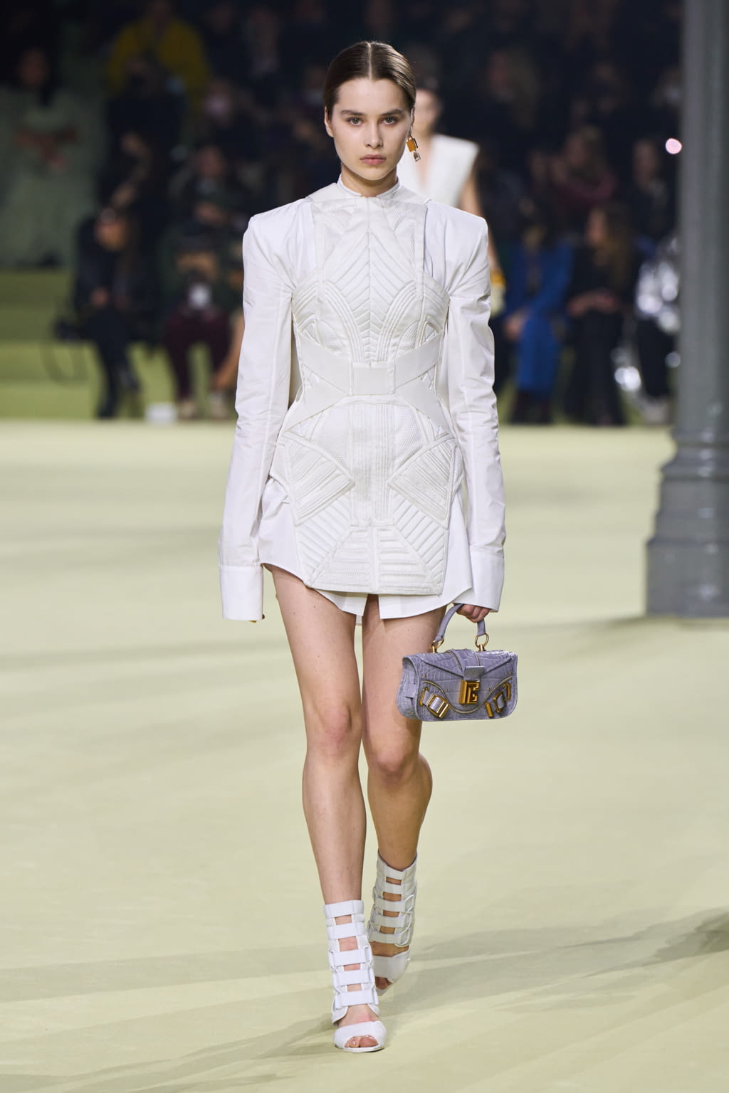 Fashion Week Paris Fall/Winter 2022 look 5 de la collection Balmain womenswear