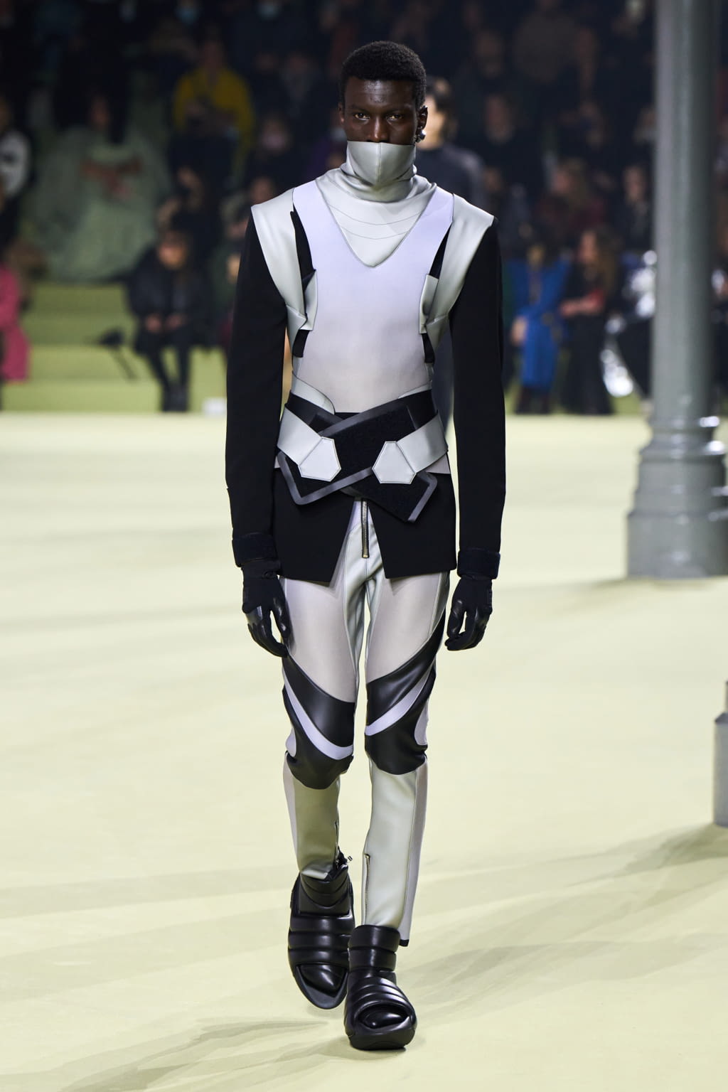 Fashion Week Paris Fall/Winter 2022 look 50 from the Balmain collection womenswear